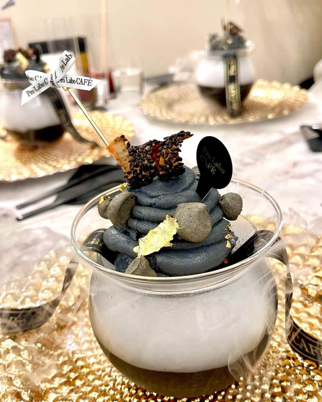 くまくまくまさんのインスタグラム写真 - (くまくまくまInstagram)「・ 今月、インナービューティで人気なブランド「Estheprolabo」がカフェOpenしたので  試食会ご招待していただきましたよ♪🫶  世界初体の内側から健康になれるをコンセプトにしたインナービューティカフェなんだけど、  「食べても太らない」ー 白砂糖、添加物不使用とは思えないギルトフリーメニューばかり♡ @estheprolabo_shinjuku @prolabo_cafe  オシャレな盛り付け、健康的で美味しい味や初めてみた斬新な炭パフェ！  太らないし、食べたら健康にもいいカフェって素晴らしすぎる👏🏻  絶対体験してみて欲しいがぉ〜☕️🍓  「Estheprolaboカフェ」  東京都新宿区新宿3丁目1-22 ADビル 1F  #Estheprolabo#インナービューディカフェ#プロラボカフェ#新宿カフェ#黒パフェ#ギルトフリー#パフェ#有機苺#苺パフェ#エステプロラボ#コンカフェ#コンセントカフェ#新宿#新宿グルメ#新宿カフェ#カフェ活#pr#新宿三丁目#新宿三丁目グルメ#新宿三丁目カフェ#映えカフェ#ダイエットメニュー#健康飲食#健康餐#試食会#食テロ#スイーツテロ#飯テロ#グルメ女子#カフェ巡り」3月27日 19時42分 - dango_kuma
