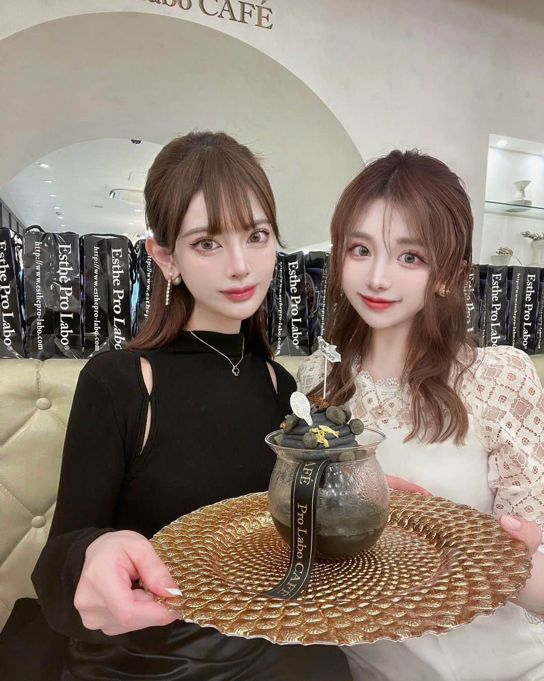くまくまくまさんのインスタグラム写真 - (くまくまくまInstagram)「・ 今月、インナービューティで人気なブランド「Estheprolabo」がカフェOpenしたので  試食会ご招待していただきましたよ♪🫶  世界初体の内側から健康になれるをコンセプトにしたインナービューティカフェなんだけど、  「食べても太らない」ー 白砂糖、添加物不使用とは思えないギルトフリーメニューばかり♡ @estheprolabo_shinjuku @prolabo_cafe  オシャレな盛り付け、健康的で美味しい味や初めてみた斬新な炭パフェ！  太らないし、食べたら健康にもいいカフェって素晴らしすぎる👏🏻  絶対体験してみて欲しいがぉ〜☕️🍓  「Estheprolaboカフェ」  東京都新宿区新宿3丁目1-22 ADビル 1F  #Estheprolabo#インナービューディカフェ#プロラボカフェ#新宿カフェ#黒パフェ#ギルトフリー#パフェ#有機苺#苺パフェ#エステプロラボ#コンカフェ#コンセントカフェ#新宿#新宿グルメ#新宿カフェ#カフェ活#pr#新宿三丁目#新宿三丁目グルメ#新宿三丁目カフェ#映えカフェ#ダイエットメニュー#健康飲食#健康餐#試食会#食テロ#スイーツテロ#飯テロ#グルメ女子#カフェ巡り」3月27日 19時42分 - dango_kuma