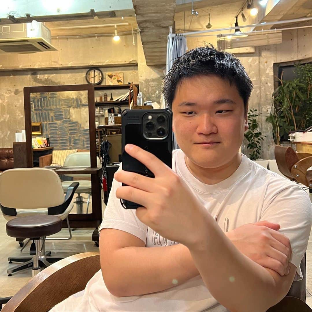 トミックのインスタグラム：「いろんな髪型してきたけど最終的に12年前に戻る😂  #トミック  #tomikkunet #youtuber  #youtuber好きな人と繋がりたい  #料理  #料理好きな人と繋がりたい  #japanese #cooking #海鮮丼」