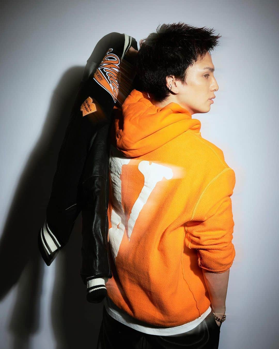 バンダリ亜砂也さんのインスタグラム写真 - (バンダリ亜砂也Instagram)「・ ・ ・ my favorite colors are black and orange. 🖤🧡 ・ ・ #fashion #fashionstyle  #vlone #offwhite  #nike #travisscott  #orange #color」3月27日 19時44分 - asaya.0223