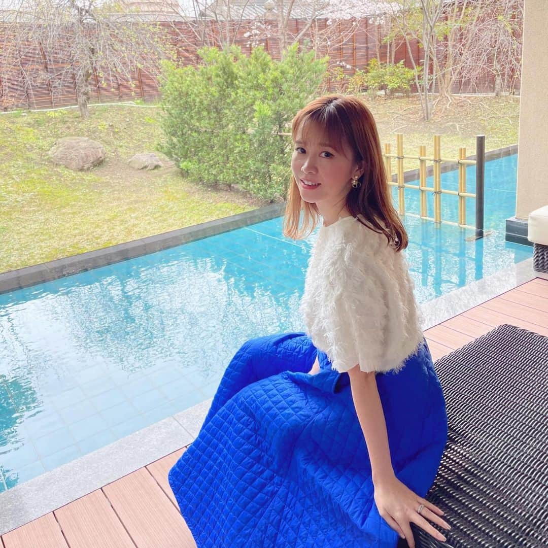 平井喜美さんのインスタグラム写真 - (平井喜美Instagram)「お気に入りのトップス🤍 ⁡ 仕事漬けで、ぶらぶらショッピングも 気付いたらしてなくて ⁡ 着て行く服ない🫢 #嘘つけ ⁡ てなって ネットでポチった @gypsohila.jpn  のトップスおかわ🫶 ⁡ ×トレンチ ×紺ジャケ とかしよーっと。 ⁡ #gypsophila  #ファッション」3月27日 19時45分 - yoshimi1111