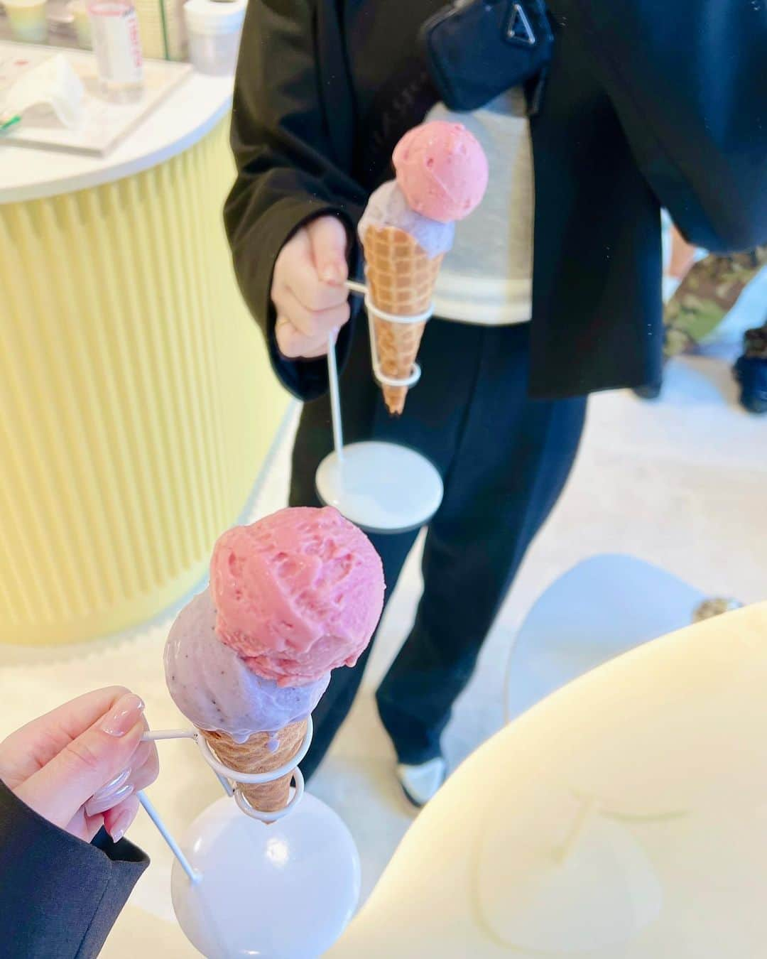 山脇道子のインスタグラム：「@tutto_vegangelato の撮影🍧  4月に新フレーバーが出ます🤭 撮影後なので溶け始めてる🫥」