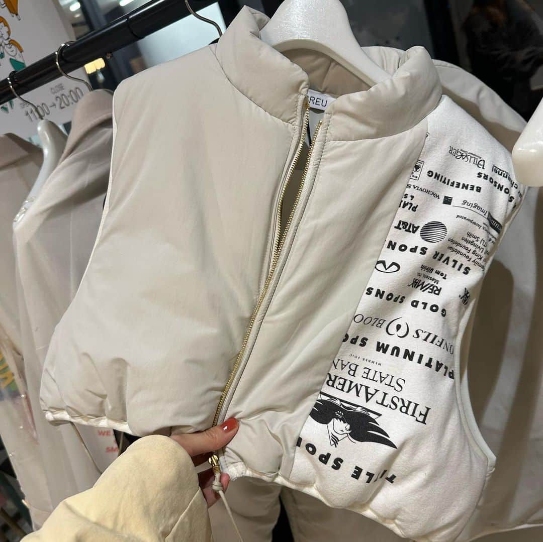 犬山紙子さんのインスタグラム写真 - (犬山紙子Instagram)「展示会は愛する　@sreu_tokyo  このショートジャケットをオーダーしてきました☺️ アームホールが大きく作られているからコートの上やジャケットの上から着られるのがかわいいはず 早くも来年のAWが楽しみ☺️   #sreu #サステナブルファッション #エシカルファッション #エシカル消費」3月27日 20時03分 - inuyamakamiko