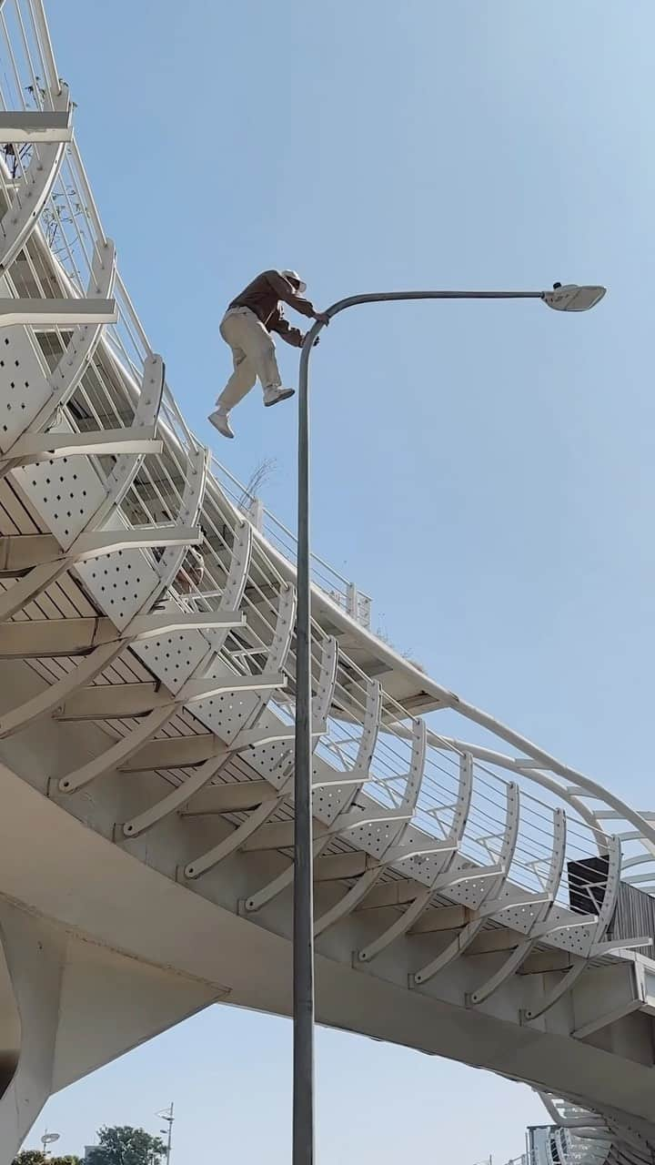 ジェイソン・ポールのインスタグラム：「當你發現電梯在維修時： When the elevator is under maintenance be like：  📹：@anananwar  #RedBull#GivesYouWings#Parkour#Freerunning」