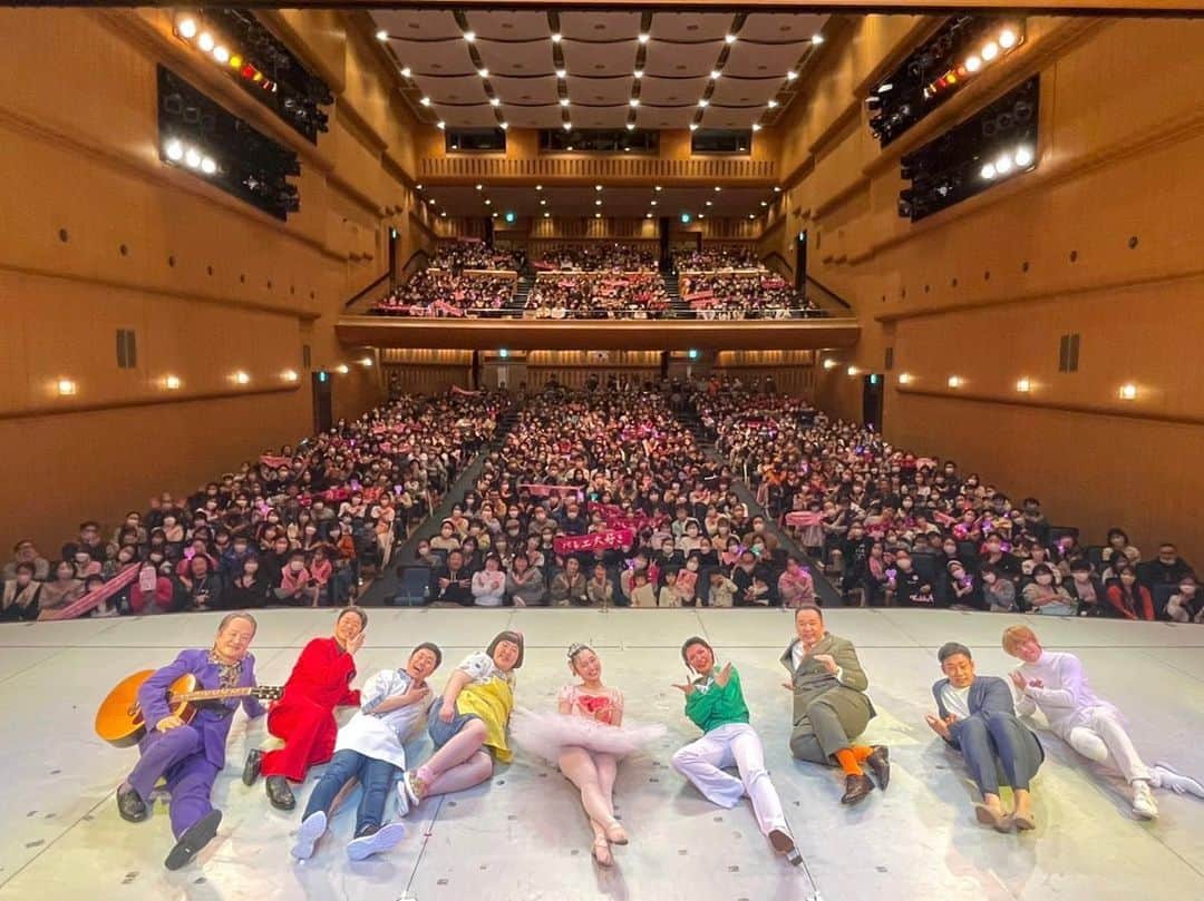 松浦景子のインスタグラム：「私のNGK単独公演  「松浦景子のバレエ大大好き 〜なんばグランド花月からこんにちワルツ重大発表あり〜」  ご来場くださった皆様 本当にありがとうございました😭  満員御礼！単独ライブで立ち見も出て、完売！  大入り袋まで❤️幸せです。。。  ゲストの皆さんも最高すぎました！  スタッフの皆さん、支えてくださった皆さん  本当に感謝してます🙇‍♀️  90分間踊り続けて 動き回り続けて カオスなこといっぱいやって 私の全てを出したあとに  エンディング泣きました！！  なんやこいつ！！！  次回は、東京の  ルミネTheよしもとで単独公演が決定しました㊗️  これはNGK公演が成功したから決まりました！ （吉本興業ありがとう。やるやん）  内容やゲストも少し変わります！  また公演情報は告知までしばらくお待ちください✨  ヒント:初夏  引き続き4/2までは なんばグランド花月一階の よしもとエンタメショップにて  @kekke.official のグッズ  POP-UPショップとして オープンしてるので ぜひお店にお立ち寄りください🩰💗  年齢制限なし #松浦景子 #単独ライブ #なんばグランド花月 #吉本新喜劇 #新喜劇 #けっけちゃんねる #バレエ大好き #バレエあるある #バレエ #バレエ #バレエ芸人 #バレリーナ芸人 #お笑い #芸人 #女芸人 #お笑い芸人 #宝塚 #宝塚歌劇 #タカラジェンヌ#ミュージカル #なんばグランド花月  @nambagrandkagetsu #守谷日和 さん #ミルクボーイ さん #男性ブランコ さん #おばたのお兄さん #元宝塚歌劇団 #元タカラジェンヌ #彩羽真矢 さん #酒井藍 座長 #清水けんじ さん #吉田裕 さん #松浦真也 さん」