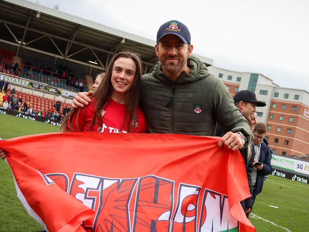 ライアン・レイノルズさんのインスタグラム写真 - (ライアン・レイノルズInstagram)「Two unbelievable days of Wrexham football.  Nearly 20,000 people passed through the gates of the Racecourse Ground. @wrexham_afc won — but the main event was @wrexhamafcwomen winning it all and hoisting the big shiny trophy. These women played their guts out and @robmcelhenney and I couldn’t be prouder or more choked up.」3月27日 20時05分 - vancityreynolds