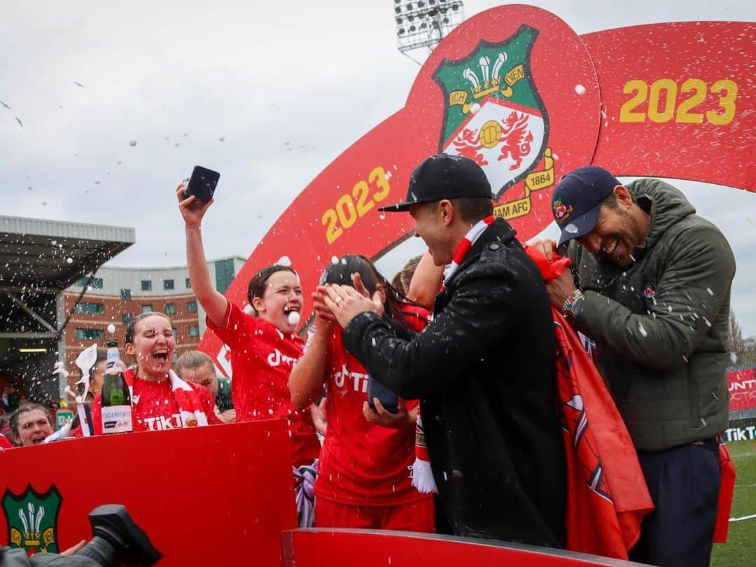 ライアン・レイノルズさんのインスタグラム写真 - (ライアン・レイノルズInstagram)「Two unbelievable days of Wrexham football.  Nearly 20,000 people passed through the gates of the Racecourse Ground. @wrexham_afc won — but the main event was @wrexhamafcwomen winning it all and hoisting the big shiny trophy. These women played their guts out and @robmcelhenney and I couldn’t be prouder or more choked up.」3月27日 20時05分 - vancityreynolds