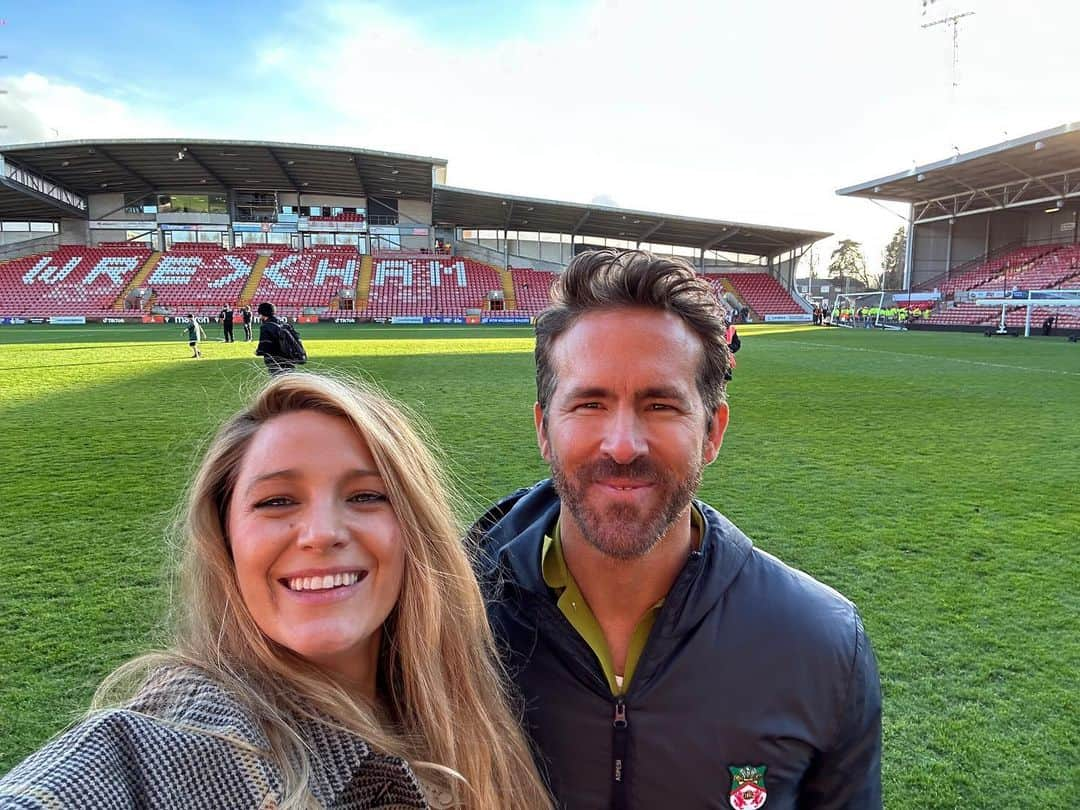 ライアン・レイノルズさんのインスタグラム写真 - (ライアン・レイノルズInstagram)「Two unbelievable days of Wrexham football.  Nearly 20,000 people passed through the gates of the Racecourse Ground. @wrexham_afc won — but the main event was @wrexhamafcwomen winning it all and hoisting the big shiny trophy. These women played their guts out and @robmcelhenney and I couldn’t be prouder or more choked up.」3月27日 20時05分 - vancityreynolds