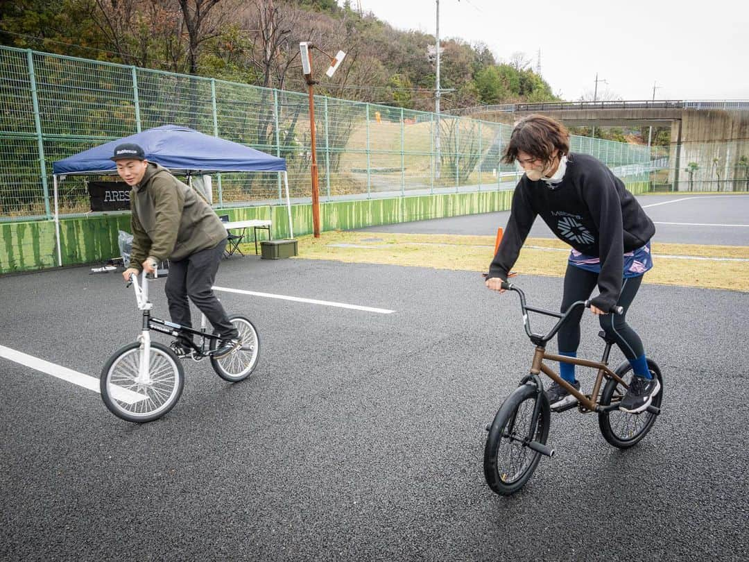 宇野陽介さんのインスタグラム写真 - (宇野陽介Instagram)「#播磨中央公園 で、開催された　サイクリングコースプレオープンイベント　で、 BMXパフォーマンスと体験会開催致しました✌️  終始生憎の雨☔️ でしたが、参加者の皆さん、関係者様皆さん初めて観る BMX FLATLANDに凄く興味持っていただき良かったです✌️  RIDER @takumi_isogai  MC @sk131043   thank you @katokanko  @hidemi_gy120  @sanojunyasano  @nikkoenstay  @harimabase   #bmx #flatland #freestylebmx #自転車 #cycling #bmxkids #hyogo #harimabase #ride #aresbikes #播磨中央公園 #播磨中央公園サイクルステーション」3月27日 20時05分 - yorkuno