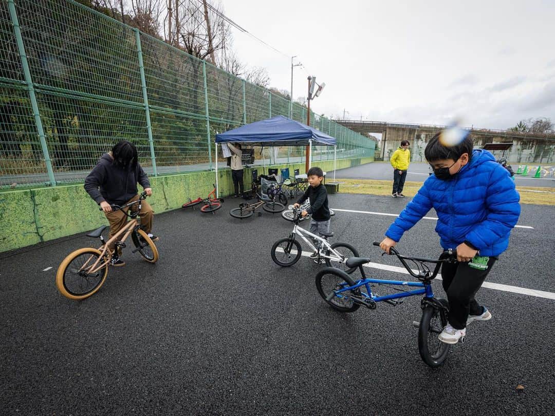 宇野陽介さんのインスタグラム写真 - (宇野陽介Instagram)「#播磨中央公園 で、開催された　サイクリングコースプレオープンイベント　で、 BMXパフォーマンスと体験会開催致しました✌️  終始生憎の雨☔️ でしたが、参加者の皆さん、関係者様皆さん初めて観る BMX FLATLANDに凄く興味持っていただき良かったです✌️  RIDER @takumi_isogai  MC @sk131043   thank you @katokanko  @hidemi_gy120  @sanojunyasano  @nikkoenstay  @harimabase   #bmx #flatland #freestylebmx #自転車 #cycling #bmxkids #hyogo #harimabase #ride #aresbikes #播磨中央公園 #播磨中央公園サイクルステーション」3月27日 20時05分 - yorkuno