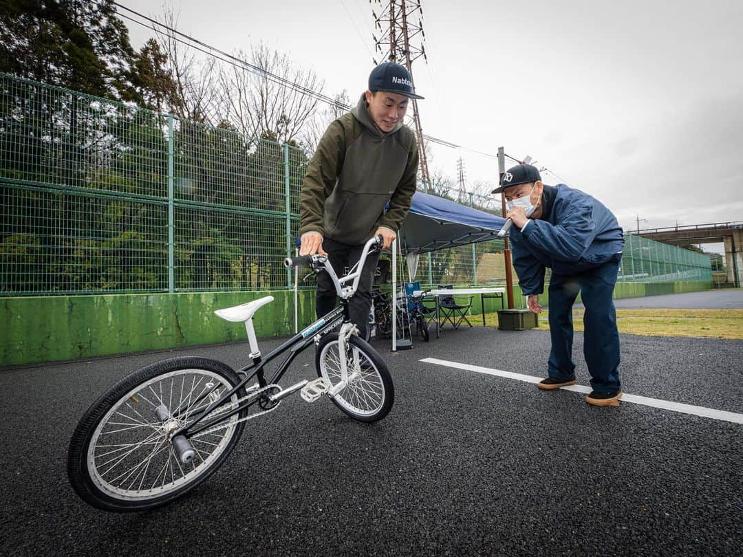 宇野陽介さんのインスタグラム写真 - (宇野陽介Instagram)「#播磨中央公園 で、開催された　サイクリングコースプレオープンイベント　で、 BMXパフォーマンスと体験会開催致しました✌️  終始生憎の雨☔️ でしたが、参加者の皆さん、関係者様皆さん初めて観る BMX FLATLANDに凄く興味持っていただき良かったです✌️  RIDER @takumi_isogai  MC @sk131043   thank you @katokanko  @hidemi_gy120  @sanojunyasano  @nikkoenstay  @harimabase   #bmx #flatland #freestylebmx #自転車 #cycling #bmxkids #hyogo #harimabase #ride #aresbikes #播磨中央公園 #播磨中央公園サイクルステーション」3月27日 20時05分 - yorkuno