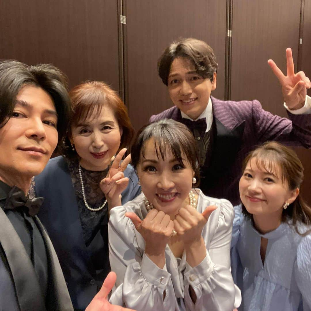 武田真治さんのインスタグラム写真 - (武田真治Instagram)「2023.3.27.ミュージカル『#ファインディングネバーランド』制作発表が行われました！！ 不朽の名作『ピーターパン』誕生秘話を描いた実話に基づく物語🌙 ジョニーデップさん主演で映画化された「ネバーランド」のブロードウェイミュージカル版といえば傑作の予感しかしませんよね(^_-)i  ⭕️5月15日から新国立劇場 中劇場にて⭕️ 演出は #小山ゆうな さん　出演は #山崎育三郎 さん #濱田めぐみ さん #夢咲ねね さん #杜けあき さん（バックステージで📸） 今日の制作発表の司会はキクちゃんこと#西山喜久恵 さん‼︎ なんか縁起がいい気が⤴︎ 今年からの新ピーターパンに抜擢された#山﨑玲奈 さんが応援に来てくれていました♫ どうやらフック船長が怖くない様子🪝 頼もしいピーターになりそうだぞ⚡️  今日は#ROSSONERO #ロッソネロ さんの紺色のタキシードでキマッてるぜぇ#武田真治」3月27日 20時06分 - shinji.takeda