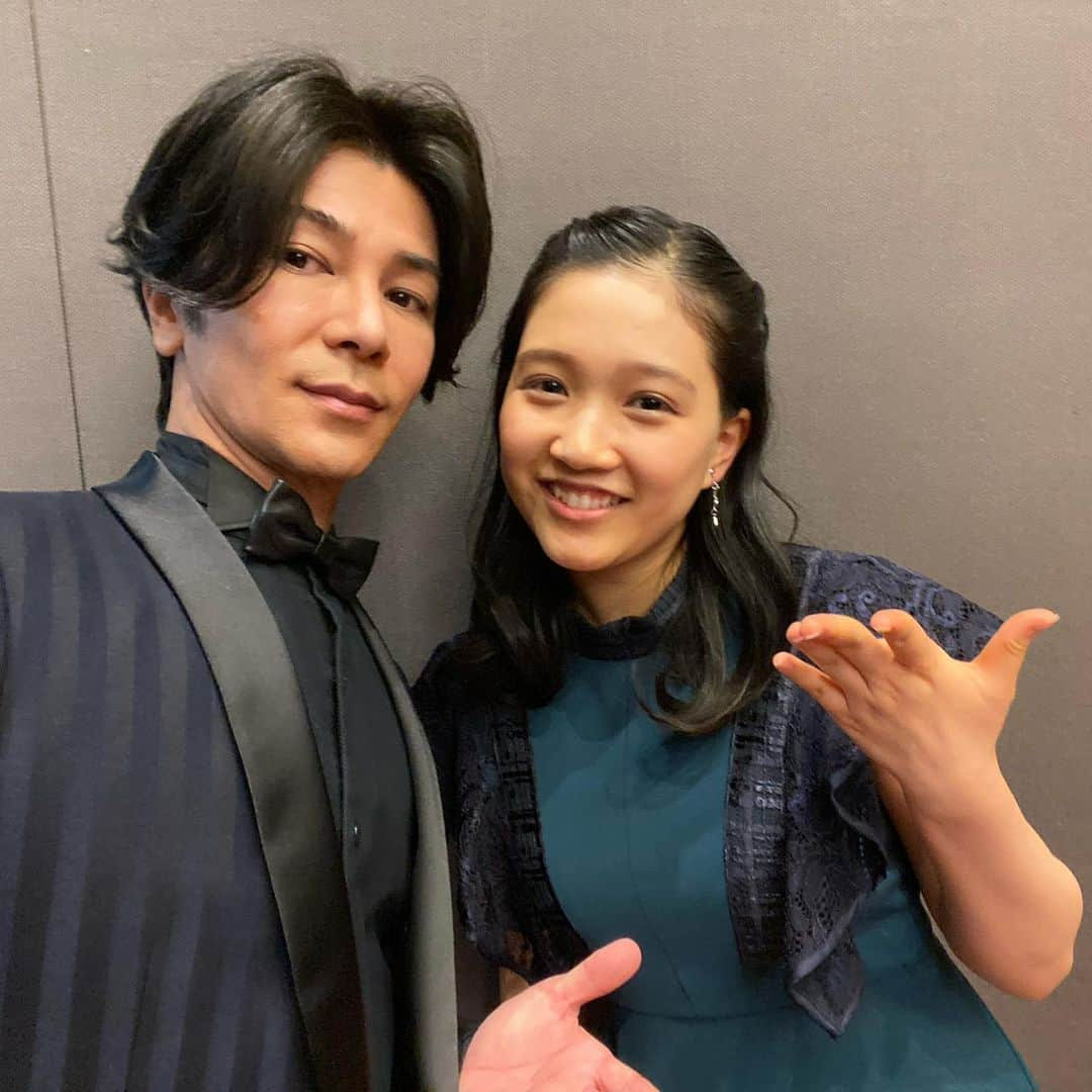 武田真治さんのインスタグラム写真 - (武田真治Instagram)「2023.3.27.ミュージカル『#ファインディングネバーランド』制作発表が行われました！！ 不朽の名作『ピーターパン』誕生秘話を描いた実話に基づく物語🌙 ジョニーデップさん主演で映画化された「ネバーランド」のブロードウェイミュージカル版といえば傑作の予感しかしませんよね(^_-)i  ⭕️5月15日から新国立劇場 中劇場にて⭕️ 演出は #小山ゆうな さん　出演は #山崎育三郎 さん #濱田めぐみ さん #夢咲ねね さん #杜けあき さん（バックステージで📸） 今日の制作発表の司会はキクちゃんこと#西山喜久恵 さん‼︎ なんか縁起がいい気が⤴︎ 今年からの新ピーターパンに抜擢された#山﨑玲奈 さんが応援に来てくれていました♫ どうやらフック船長が怖くない様子🪝 頼もしいピーターになりそうだぞ⚡️  今日は#ROSSONERO #ロッソネロ さんの紺色のタキシードでキマッてるぜぇ#武田真治」3月27日 20時06分 - shinji.takeda