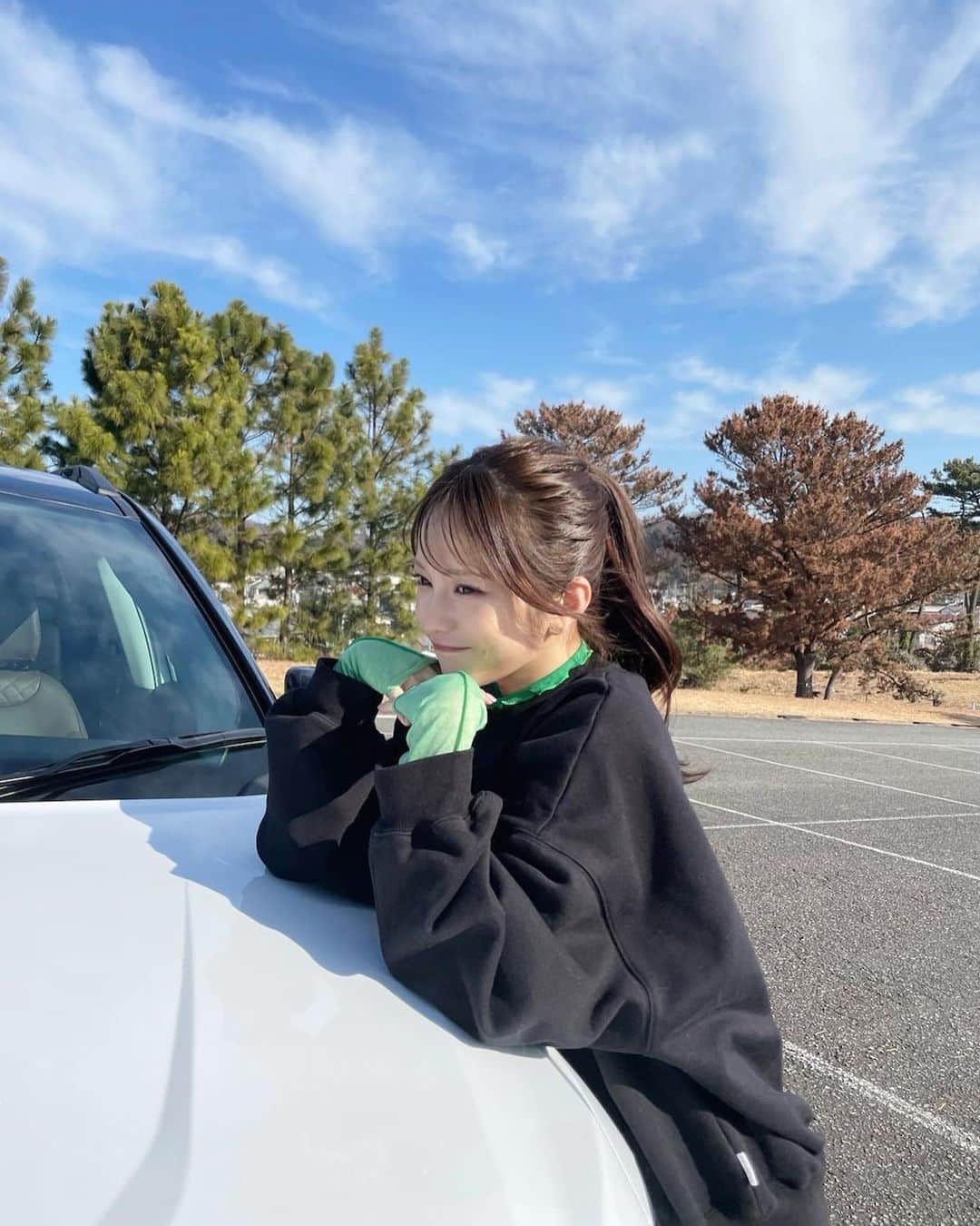 森みはるのインスタグラム：「家族でごはん行ったときにみんなお酒飲むから帰りに運転する係やってます🚗 これは試乗会の日の写真！」