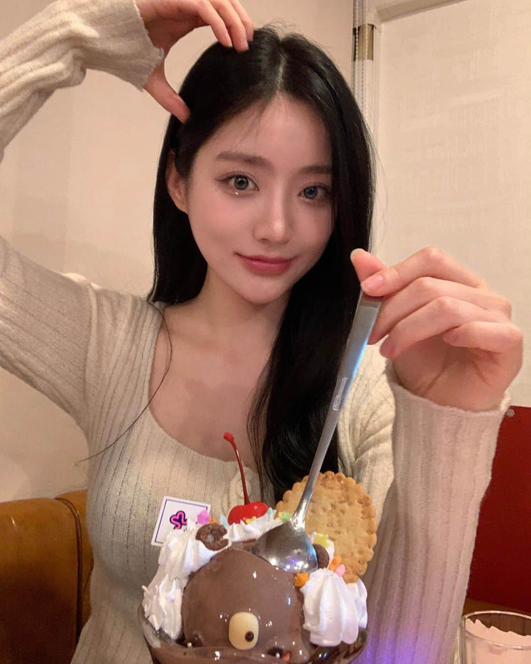 リュリのインスタグラム：「メイドカフェだニャン🐾 오이시쿠나레 🐻🐻 갸오옹🍨」