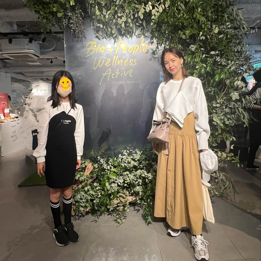 乙黒えりのインスタグラム：「@biople  ビープルフェスへ 美容に興味津々の長女も春休みだったので一緒に行って一生懸命説明を聞いていました❣️ いい社会勉強✍️  @fukumitsuya_beauty  ➡︎新発売のスポーツドリンクにもなる　#kojipowerdrink は本当に飲みやすくて美味しい！お風呂で汗かいたあとにも最高✨  @me_nu_2021  ➡︎研究熱心なおじさんが考えた女子力抜群のめちゃくちゃ美味しいプロテインパウダー。予約しました！ ブラウニー味オーツミルクで割ると、スイーツ食べたいとき朝ご飯にも最高✨タンパク質葉酸鉄分が取れて妊活から、エイジングまでケアできる万能プロテイン。マジで美味しい‼️特にスイーツ我慢できない人はこれ買うべき‼️  @daylily.tw  ➡︎漢方系のお茶が好きなので個人的にはまった！伊藤園コラボなので気軽に買えるのも嬉しい😃  @naturething_wholefood  ➡︎ギルトフリーのバー 美味しいし、時間ない日のランチにも👍これも買いだめします‼️推しはカカオ&FIG味。  @bior_organics  ➡︎エコパッケージで色も豊富✨画期的なクッションファンデ❣️サスティナブルな容器が秀逸‼️  @bauwaw_official  ➡︎うちの犬のおやつに安心して食べさせられるチューブおやつ。すごい美味しいみたいで、食いつきすごく良かった❤️また買いたい！  @ainoki_japan  ➡︎肌馴染みのいいナチュラルコスメ。ブラウンのアイブロウと薄いベージュラメのリキッドアイシャドウをチョイス  @suikobeauty_official  ➡︎美肌作りのナチュラルコスメ。スティック型のフェイスカラー(どこにでも使える)ハイライトにもいい薄ピンクとリップにもなるピンクをチョイス  @davidsnaturaltoothpaste.jp  ➡︎ 歯磨き粉も安心安全なものがいい。 子供にも好まれるスイカいちご味。早速娘がこれなら歯磨きしたくなるね👍と大絶賛✨😆  すごく楽しい情報盛りだくさんでした✨  全国のビープルにてこの春発売‼️  #ビープルフェス #美容レポート#ナチュラルコスメ #ワンピース　#ニット　@un3d_official」