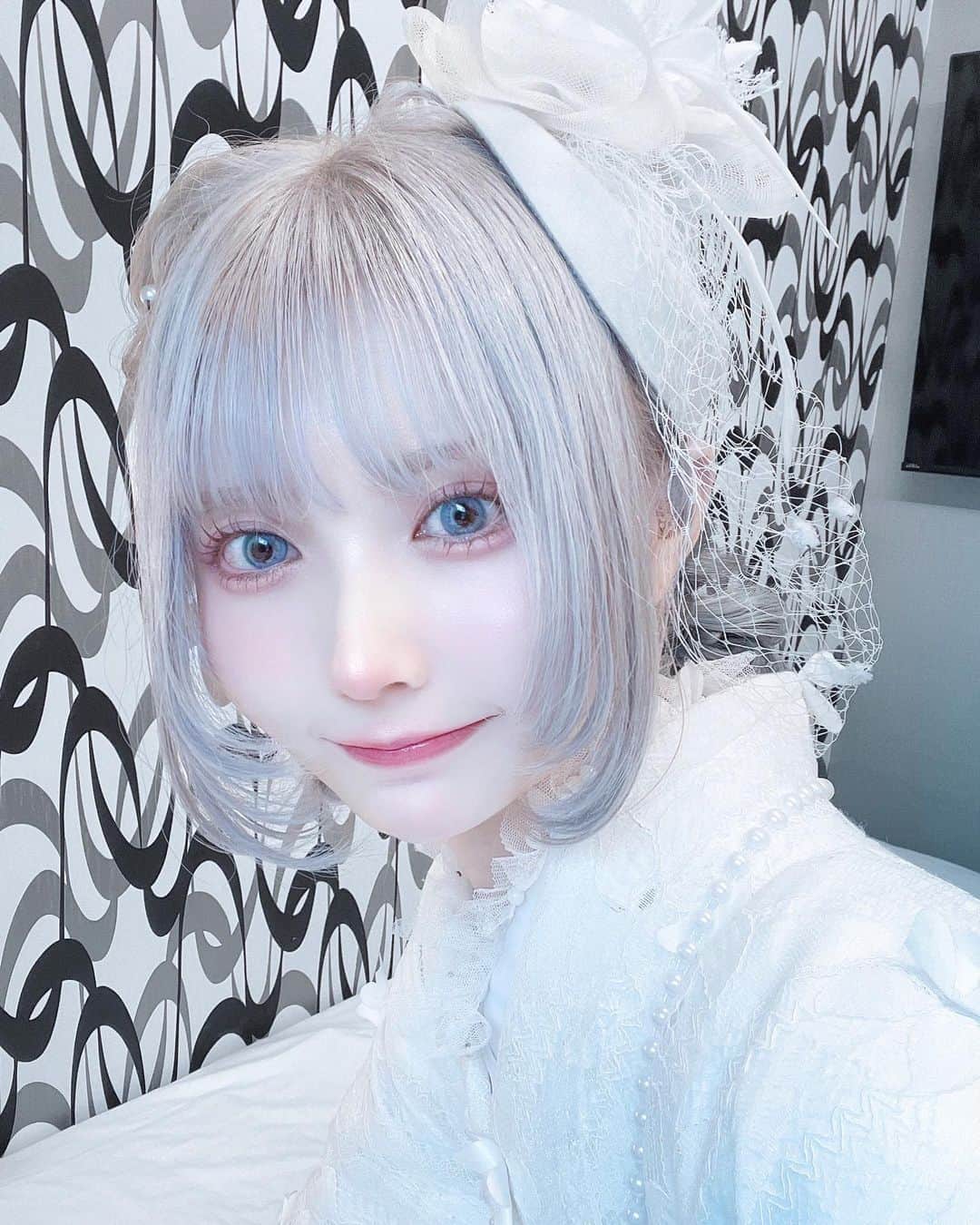 仲川琉菜のインスタグラム：「撮影をしてきたので、髪の毛を久々にホワイトにしました~ !  らいやさんありがとうございます‼︎  着物とヘアが可愛かったのでメイクも可愛い寄りにしちゃった🫶🏻」