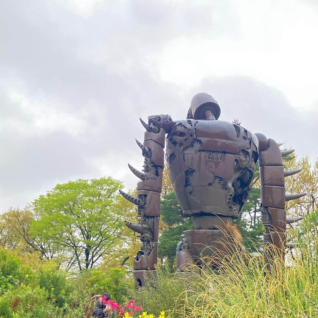 ゆりめりさんのインスタグラム写真 - (ゆりめりInstagram)「昨日ジブリ美術館に行ってきました！！ 5時間たっぷり遊んで、たっぷりグッズを買って、大満足です☺️✨ ロボット兵、やっぱりすごい...✨  #ジブリ美術館」3月27日 20時22分 - yurimeri_official