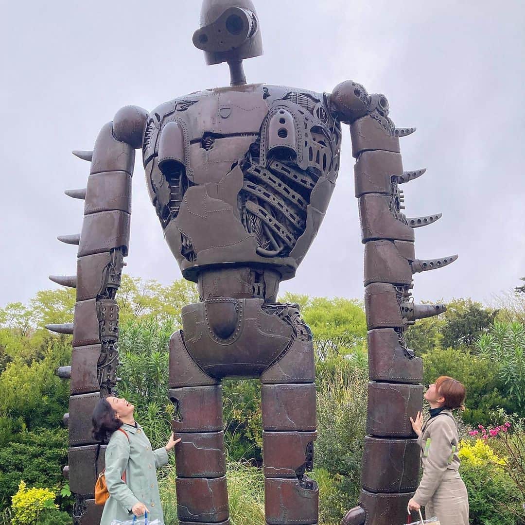 ゆりめりのインスタグラム：「昨日ジブリ美術館に行ってきました！！ 5時間たっぷり遊んで、たっぷりグッズを買って、大満足です☺️✨ ロボット兵、やっぱりすごい...✨  #ジブリ美術館」