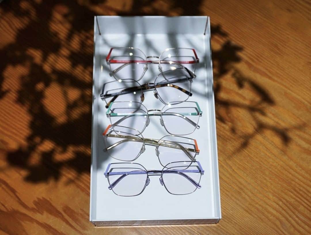 のインスタグラム：「【LITE ACETATE Collection ”STIN”】  レンズシェイプ・カラーリングが個性的なこちらのモデルは、原色からパステルカラーが揃った5色展開となっております。 お顔にのせていただくと、それぞれ全く異なるイメージとなるモデルです。是非店頭にてお試し下さい。  LITE ACETATE Collection "STIN"  This model, with its unique lens shape and coloring, is available in five colors, ranging from primary colors to pastel colors. Each model has a completely different image when placed on the face. Please try them at our stores.  #mykita #mykitalite  #eyewear  #eyewearfashion  #マイキータ  #メガネ」