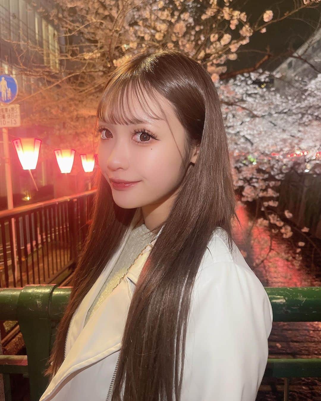 山本瑚々南のインスタグラム：「. 春だねー🌸🌸 写真撮る前にいちご飴食べ終えたから 映えなかった」