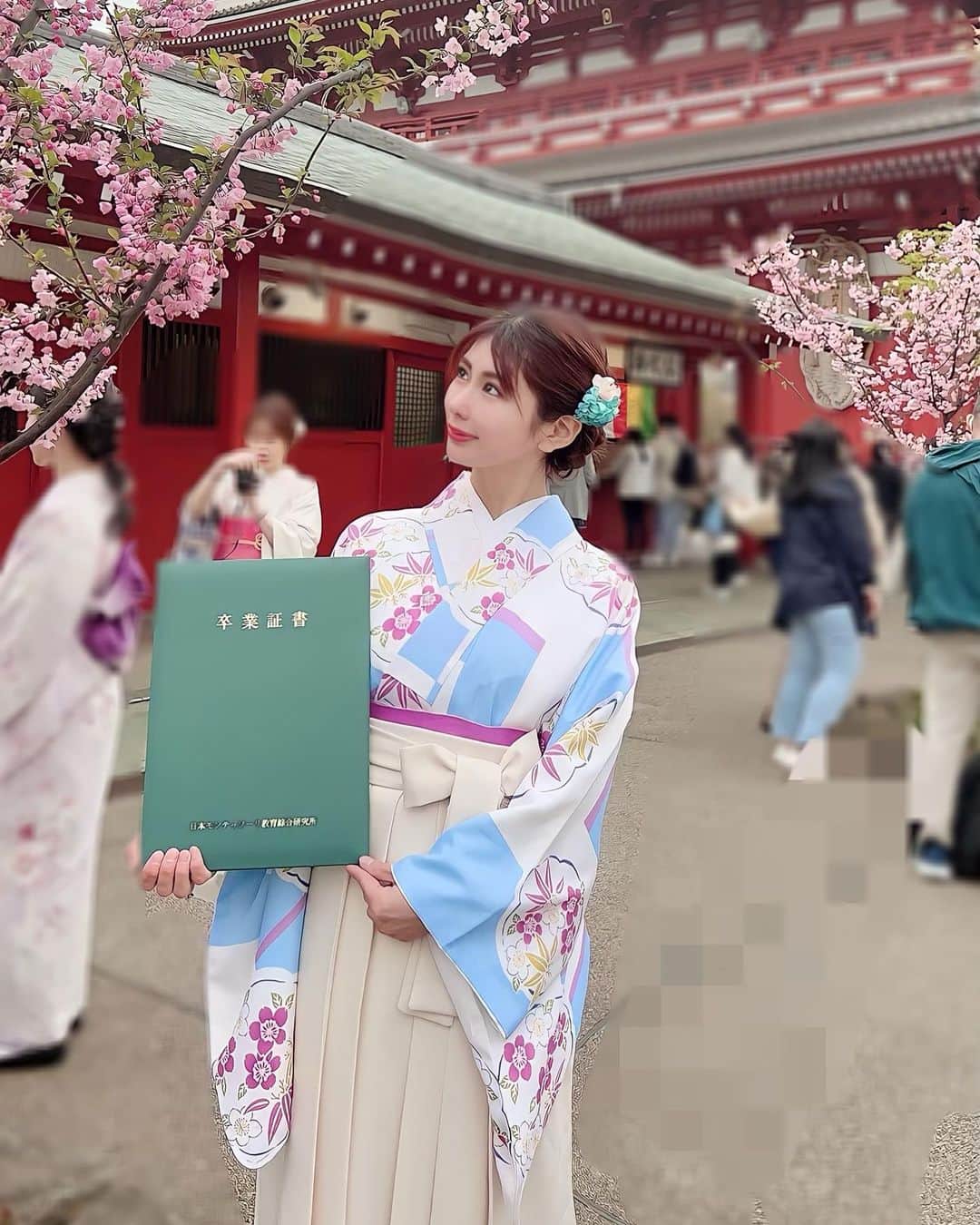 倉岡生夏のインスタグラム：「袴👘🌸 ・ 卒業証書と♡ 稽古以外で初めて来ました😊 皆さん、お祝いコメントうれしかったです💓ありがとうございます😊 ・ ・ ・ ・ ・ #袴 #袴ヘアアレンジ #袴ヘア #着物レンタル #浅草着物レンタル #浅草ランチ #浅草グルメ #袴レンタル #袴コーデ  #モンテッソーリ教育 #モンテッソーリ教具 #モンテッソーリ #モンテッソーリの子育て #卒業式 #子育て #子育てあるある #幼児教育 #教育 #子育ての悩み #自立 #春 #料理教室#料理研究家 #子供ご飯 #子供弁当 #モンテッソーリのお仕事 #japanesegirl #sakura#wargo #kimono」