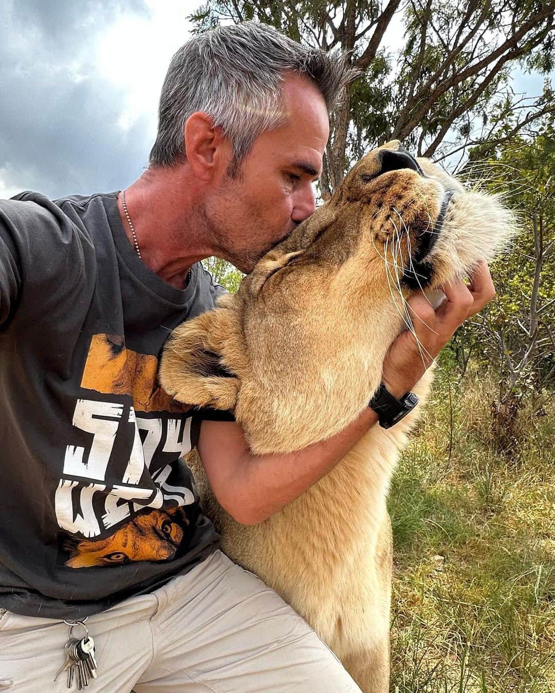 Kevin Richardson LionWhisperer さんのインスタグラム写真 - (Kevin Richardson LionWhisperer Instagram)「Sometimes I use Meg as a foot rest and other times she uses me as a pillow. As the season changes to autumn and the temperatures drop, the lions are more energetic and lively. It’s been a long, hot and wet summer! We’re ready for winter! Just as long as it’s not too cold. 🥶 #bringonwinter #byebyesummer #teemill #staywild  PS New range has dropped on @teemillstore  Click Komi link in bio」3月27日 20時19分 - lionwhisperersa
