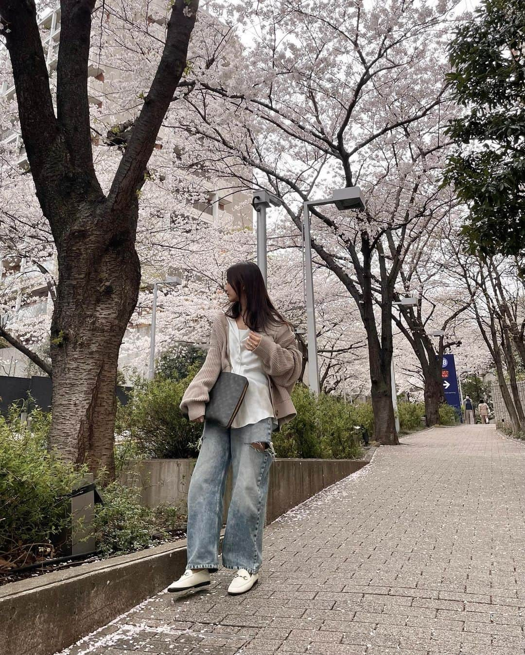 酒匂彩名のインスタグラム：「: たまにはコーデが見たいと言われるので🙋‍♀️ 桜綺麗だなぁ🌸🌸🌸 : #コーディネート　#ミドサーコーデ　#30代コーデ　#30代コーディネート　#ラフコーデ　#カジュアル　#アヤカジコーデ　#カジュアルコーデ　#プチプラミックス」