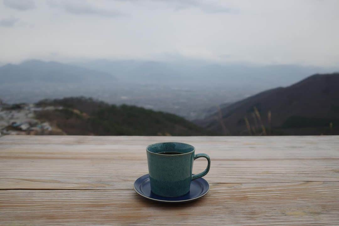 石井輝明さんのインスタグラム写真 - (石井輝明Instagram)「山梨、ほったらかし温泉。 山の上で飲むコーヒーはなんでこんなに良いのだろう。 そんなに天気は良くなかったけれど、それでも景色は良くて山のポテンシャルの高さを感じた。 山から見る街もいいし、街から見る山もいい。 それぞれの良さがある。  #cafe山歩 #cafe #coffee #カフェ #コーヒー #喫茶店 #山梨カフェ #ほったらかし温泉カフェ #カフェ芸人」3月27日 20時29分 - comandanteishii