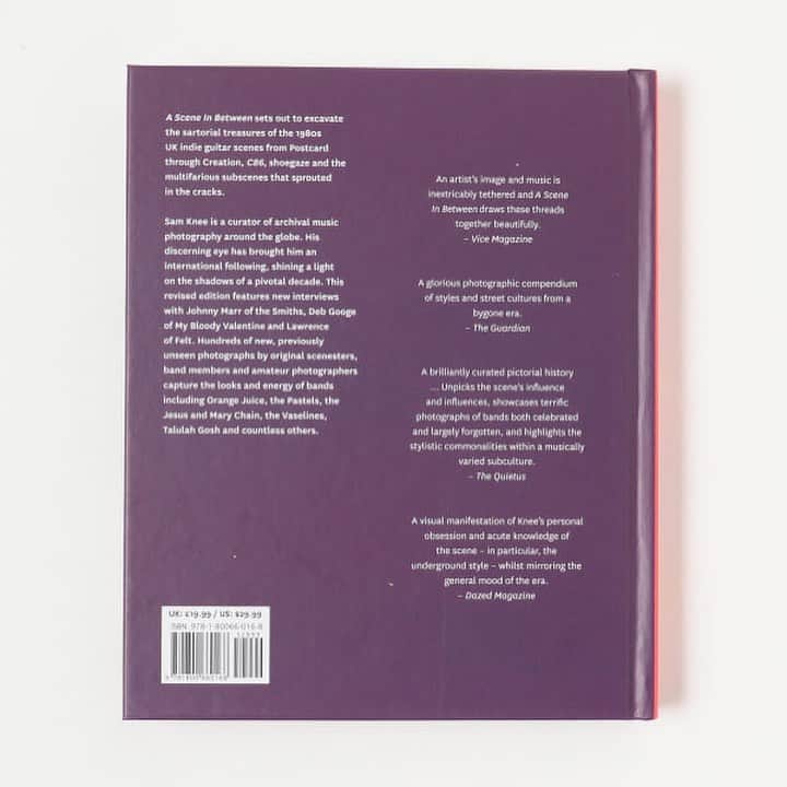 BEAMS ZAKKAさんのインスタグラム写真 - (BEAMS ZAKKAInstagram)「.  Cicada Books / A SCENE IN BETWEEN (Revised Edition):Tripping through the fashions of UK indie Music,1980-1988 ¥5,500 （税込）  80年代前期から後期にかけてのUKインディーシーンを記録。パンクからポストパンクの後、90年代のアシッド、レイヴまでの間は大きなムーヴメントが起きなかった。偉大なバンドは沢山出現したものの、大きなシーンに発展しなかったのは事実だろう。しかし、その時代のインディーロックシーンにしっかりと活気があったことを本書は物語っている。Orange Juice、TELEVISION PERSONALITIES、The Smiths、My Bloody Valentine、The Jesus and Mary Chain、Primal Scream、The Pastels、The Vaselinesなど...当時、彼らの間で流行っていたファッションや髪型、着こなし方など、知るものには懐かしさと、知らないものには新しさを同時に感じる事が来る写真集である。 初版のリリースは2013年、今回の改訂版では、表紙と紹介文を一新し、ジョニー・マー、デビー・グッギ、Feltのローレンスのインタビューを収録。数百枚の未公開写真を掲載しており、サム・ニーファンだけでなく、あらゆる音楽やファッションの愛好家も楽しめる内容となっている。  【仕様・詳細】 ・出版社：Cicada Books(2021) ・頁数:200ページ ・ハードカバー  #BEAMS #ビームス #bPrBEAMS」3月27日 20時30分 - bpr_beams