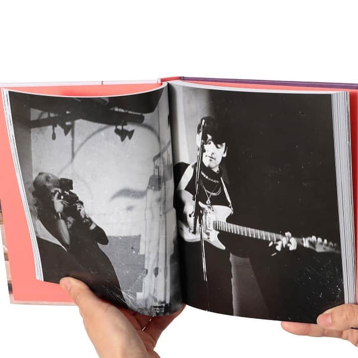 BEAMS ZAKKAさんのインスタグラム写真 - (BEAMS ZAKKAInstagram)「.  Cicada Books / A SCENE IN BETWEEN (Revised Edition):Tripping through the fashions of UK indie Music,1980-1988 ¥5,500 （税込）  80年代前期から後期にかけてのUKインディーシーンを記録。パンクからポストパンクの後、90年代のアシッド、レイヴまでの間は大きなムーヴメントが起きなかった。偉大なバンドは沢山出現したものの、大きなシーンに発展しなかったのは事実だろう。しかし、その時代のインディーロックシーンにしっかりと活気があったことを本書は物語っている。Orange Juice、TELEVISION PERSONALITIES、The Smiths、My Bloody Valentine、The Jesus and Mary Chain、Primal Scream、The Pastels、The Vaselinesなど...当時、彼らの間で流行っていたファッションや髪型、着こなし方など、知るものには懐かしさと、知らないものには新しさを同時に感じる事が来る写真集である。 初版のリリースは2013年、今回の改訂版では、表紙と紹介文を一新し、ジョニー・マー、デビー・グッギ、Feltのローレンスのインタビューを収録。数百枚の未公開写真を掲載しており、サム・ニーファンだけでなく、あらゆる音楽やファッションの愛好家も楽しめる内容となっている。  【仕様・詳細】 ・出版社：Cicada Books(2021) ・頁数:200ページ ・ハードカバー  #BEAMS #ビームス #bPrBEAMS」3月27日 20時30分 - bpr_beams