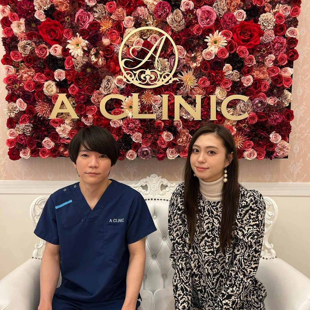 大川藍さんのインスタグラム写真 - (大川藍Instagram)「先日　@a_clinic_osaka の田窪先生　@aclinic_takuboに“1day小顔脂肪吸引”施術して頂きました！  1day小顔脂肪吸引を受けてずっと気になっていた丸顔がシュッとして自身がもてるようになりました！！ 施術中は痛みは全然なく、腫れは数日は数日ありますが目立つほどでもなく 施術後ヘアメイクさんからシュッとした？と言われるようになりました！ 私の様に昔から丸顔にコンプレックスがある人はおすすめです！！ 次は唇ぷっくりさせるスマイルリップしてみたいなと思いました💗 #aclinic #aクリニック #エークリニック #aclinic銀座 #aclinic横浜 #aclinic新宿  #aclinic名古屋 #aclinic大阪  #aclinic福岡 #aclinic池袋 #aclinic仙台 #美容外科 #美容皮膚科  #1day小顔脂肪吸引 #1day小顔 #脂肪吸引 #小顔 #美肌 #二重あご #フェイスライン  #糸リフト #aスレッド #顔痩せ #部分やせ #小顔整形 #小顔になりたい #横顔美人#田窪賢志郎」3月27日 20時25分 - okawa_ai