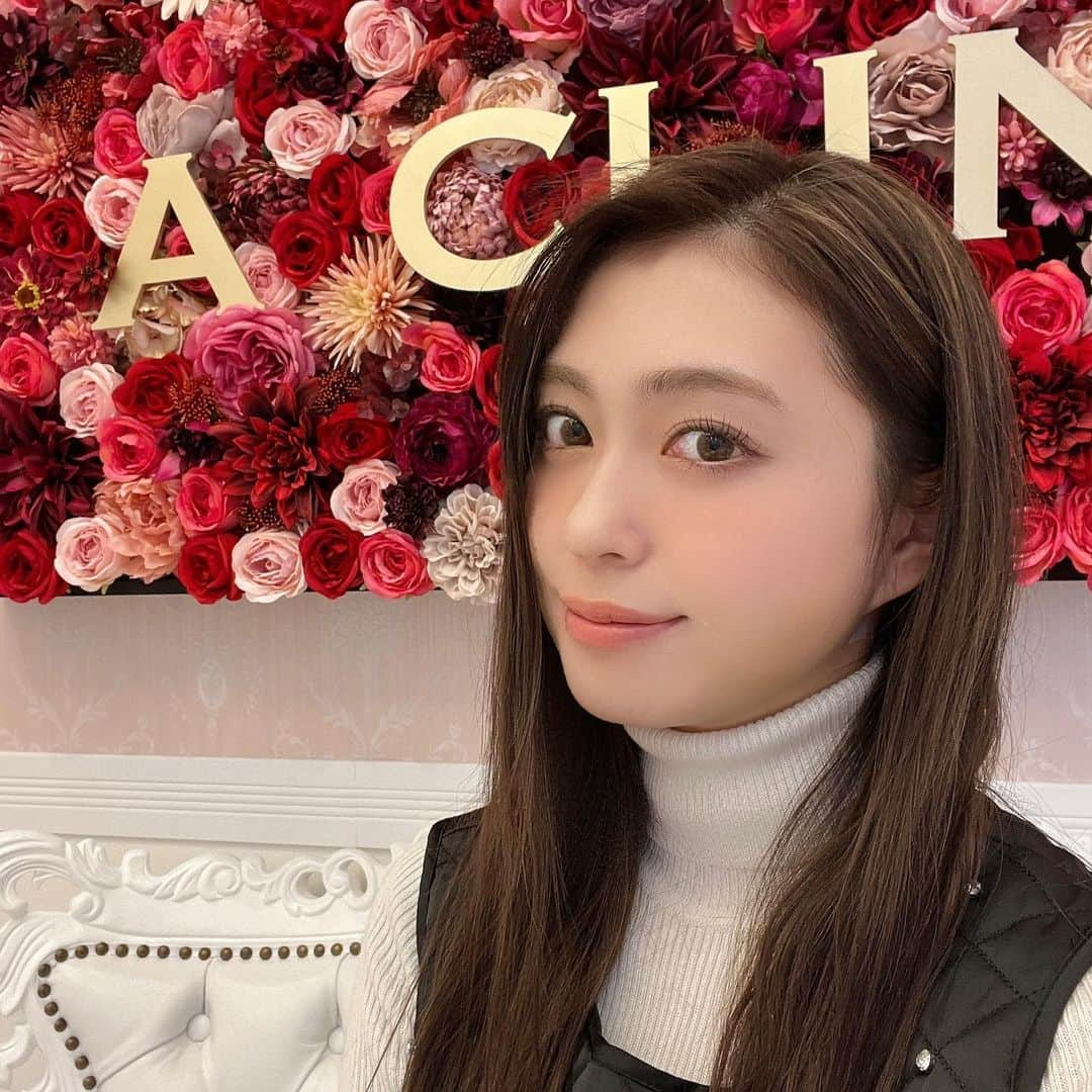 大川藍さんのインスタグラム写真 - (大川藍Instagram)「先日　@a_clinic_osaka の田窪先生　@aclinic_takuboに“1day小顔脂肪吸引”施術して頂きました！  1day小顔脂肪吸引を受けてずっと気になっていた丸顔がシュッとして自身がもてるようになりました！！ 施術中は痛みは全然なく、腫れは数日は数日ありますが目立つほどでもなく 施術後ヘアメイクさんからシュッとした？と言われるようになりました！ 私の様に昔から丸顔にコンプレックスがある人はおすすめです！！ 次は唇ぷっくりさせるスマイルリップしてみたいなと思いました💗 #aclinic #aクリニック #エークリニック #aclinic銀座 #aclinic横浜 #aclinic新宿  #aclinic名古屋 #aclinic大阪  #aclinic福岡 #aclinic池袋 #aclinic仙台 #美容外科 #美容皮膚科  #1day小顔脂肪吸引 #1day小顔 #脂肪吸引 #小顔 #美肌 #二重あご #フェイスライン  #糸リフト #aスレッド #顔痩せ #部分やせ #小顔整形 #小顔になりたい #横顔美人#田窪賢志郎」3月27日 20時25分 - okawa_ai