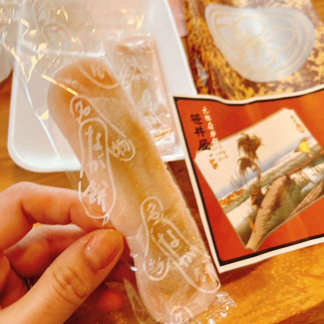 川田裕美のインスタグラム：「三重県のなが餅✨ 小椋久美子ちゃんがおみやげに持ってきてくれた、季節限定の「桜なが餅」は感動の美味しさでした！！🥰 桜もち好きにはたまらない…！！ さすが、オグちゃんは私の好みをわかってくれています✨😂  #なが餅 #桜なが餅」