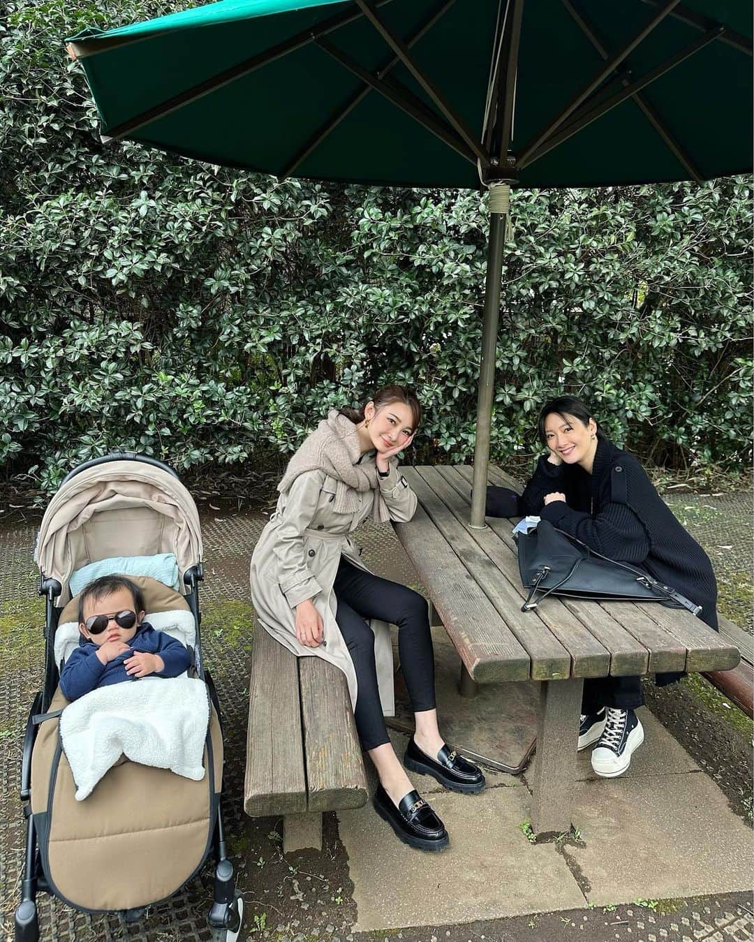 里海のインスタグラム：「🐘🐒🐴🐗🦧🦘🦒🐆🦓🦡 たくさん 会えました😊 まだ6ヶ月なので 大人の私達のほうが 楽しんでしまいました😊 @nanao_official も 離乳食を食べさせてくれたり あやしてくれたりと 面倒たくさん見てくれました😊 ご機嫌ボーイ！！  もう少し大きくなって 動物を認識してくれたら もっと楽しそうですよね🥰 私が動物園大好きなので 子供も大好きになってほしいです🥰 ベビーカーは @babyzenjapan   #生後6ヶ月　#動物園」