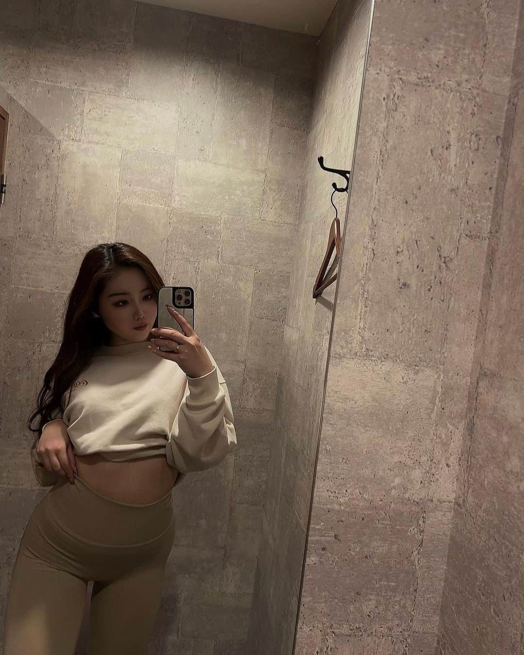 Honokaのインスタグラム：「. . きょは背中トレでした♡ ウエストシェイパー久しぶりにつけたら ホック1番きついの締めれた🤭♡  姿勢も正しくなって、 背中トレ集中できたし楽しかったぁ( ᵒ̴̶̷̤◦ᵒ̴̶̷̤ ) もう少し慣れてきたら、 更にサイズ小さいの買うのが次の目標🧸𓈒 𓏸  有酸素は30分して終わり🫰🏽  -----------------------------  桃尻レギンスはプロフィール欄URL "zomigen" からチェックしてね♡  -----------------------------  #骨スト #骨ストダイエット  #gym #トレーニー女子  #olトレーニー  #美尻  #gymgirl #背中トレ  #ウエストシェイパー」