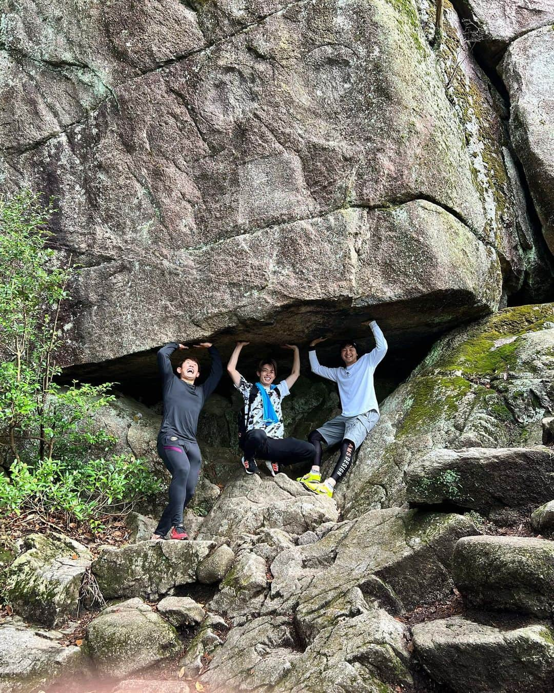 栗原陵矢さんのインスタグラム写真 - (栗原陵矢Instagram)「宝満山！！登ったぞー！！  #宝が満ちてる山 #宝満山 #キツすぎた #登山部 #高橋礼さん。行けず。 #いい一年に」3月27日 20時34分 - kurihara0704