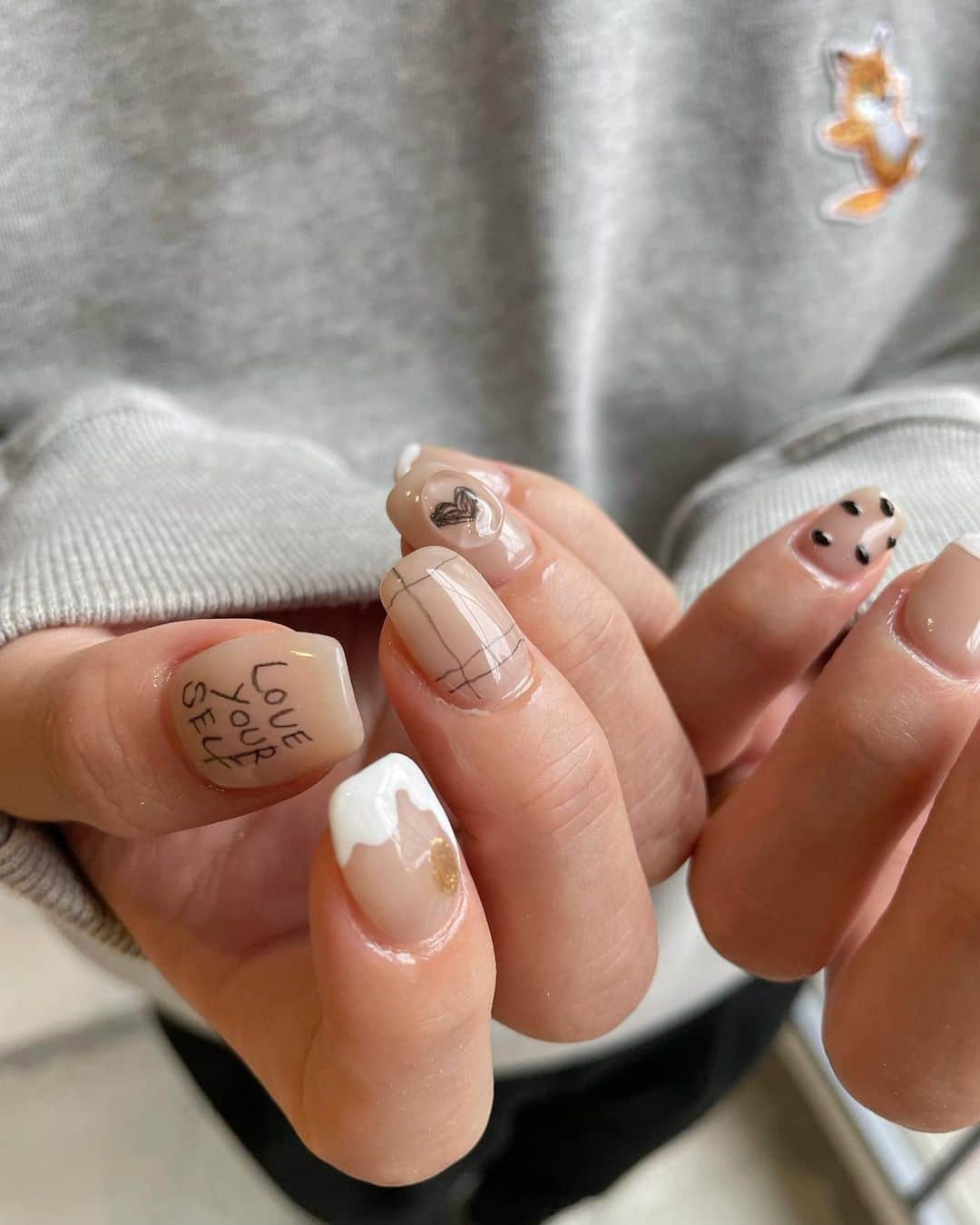 神田希未菜さんのインスタグラム写真 - (神田希未菜Instagram)「new nail 💅🏻♡ やりたいデザイン全部詰め込んでくれて お気に入りすぎる爪に😮‍💨✨めぐありがとう♡  #春ネイル #落書きネイル」3月27日 20時35分 - ___kimi3___