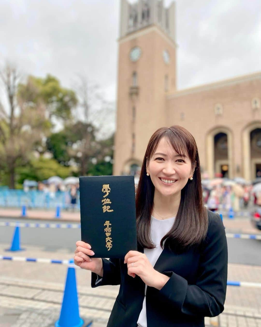 小倉星羅のインスタグラム：「早稲田大学大学院政治学研究科、 ジャーナリズム修士課程を修了しました。  久しぶりの学生生活。 人より1年も多く時間がかかりましたが、 皆さんに支えられ仕事をしながら走り抜けることができました。  実は、勉強が大っ嫌いで苦手な私。 「ほんとに大学院行くのか？」と何度も自分を問いましたが、 苦手な勉学も好きなことなら出来るんだなと 身をもって証明できました。 幸せな3年間に感謝しています。  修士論文は女子野球秀明八千代高校を取材し、 「ただ野球が好きなだけ」というタイトルでルポルタージュを書き上げました。  千葉テレビで出会ってから7年。 環境は大きくかわりました。 これからは野球も女性が活躍していきます。 その姿を伝えていけるよう、これからも努力していきます。  ちなみに学部時代の卒論を見返すと「プロ野球の女性人気戦略」でした😂 私の野球好きは今もむかしも変わっていないみたいです。笑  千葉テレビにいたからこそ繋がった縁。 ご協力いただいたみなさん、本当にありがとうございました。 そしてこれからもよろしくお願いします🌸  #社会人大学院生 おしまい #スポーツジャーナリズム #秀明八千代高校」