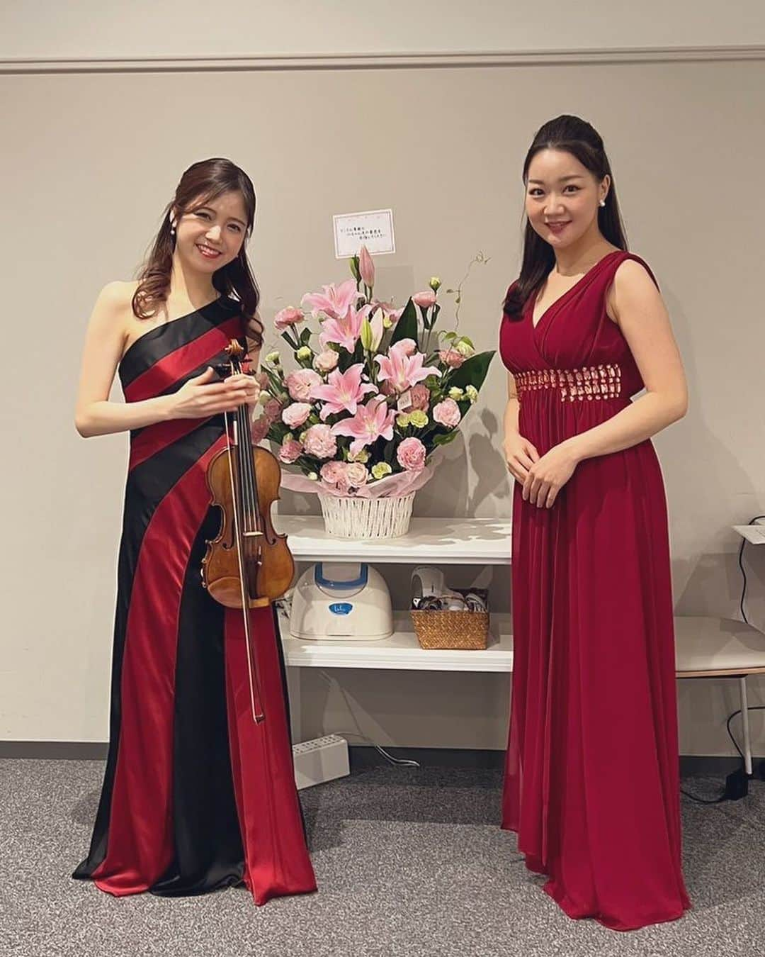 高木凜々子のインスタグラム：「『髙木凜々子ヴァイオリンリサイタル』🎻💐  第3回目となった黒澤楽器さん主催 浜離宮朝日ホールでのリサイタル。  雨の中ほぼ満席のお客様にお越し頂き 本当に嬉しかったです。  喜びが音になって伝わっていたら嬉しいなあ  激アツなプログラムに加えて どうしてもアンコールを沢山弾きたくて！  特にパガニーニは絶対演奏したかったんです。 練習動画にアップしているパガニーニも これからどんどん弾いていきますよ〜❤️ふふ  サイン会でも100人以上の方とお会いする事が出来ました。 数年皆様との交流ができなかったので、念願でした。 皆様のお話を聴いていると、 YouTubeやドラマ『リバーサルオーケストラ』 口コミやチラシを見てお越しくださった方が多くて 東京、名古屋、仙台、大阪、なんと今回 香港からも 足をお運びくださったお客様がいました。  本当に皆様あたたかい方ばかりで。 私はとても恵まれているなと感じています。  これからも感謝の気持ちをもって バイオリンを演奏致します。  ご来場くださいました皆様、 本当に本当にありがとうございました。  明日は戸塚で演奏いたします！ 腕を休めながら鬼練します🔥 楽しみだーーー！❤️  #violin #music #concert #japan」