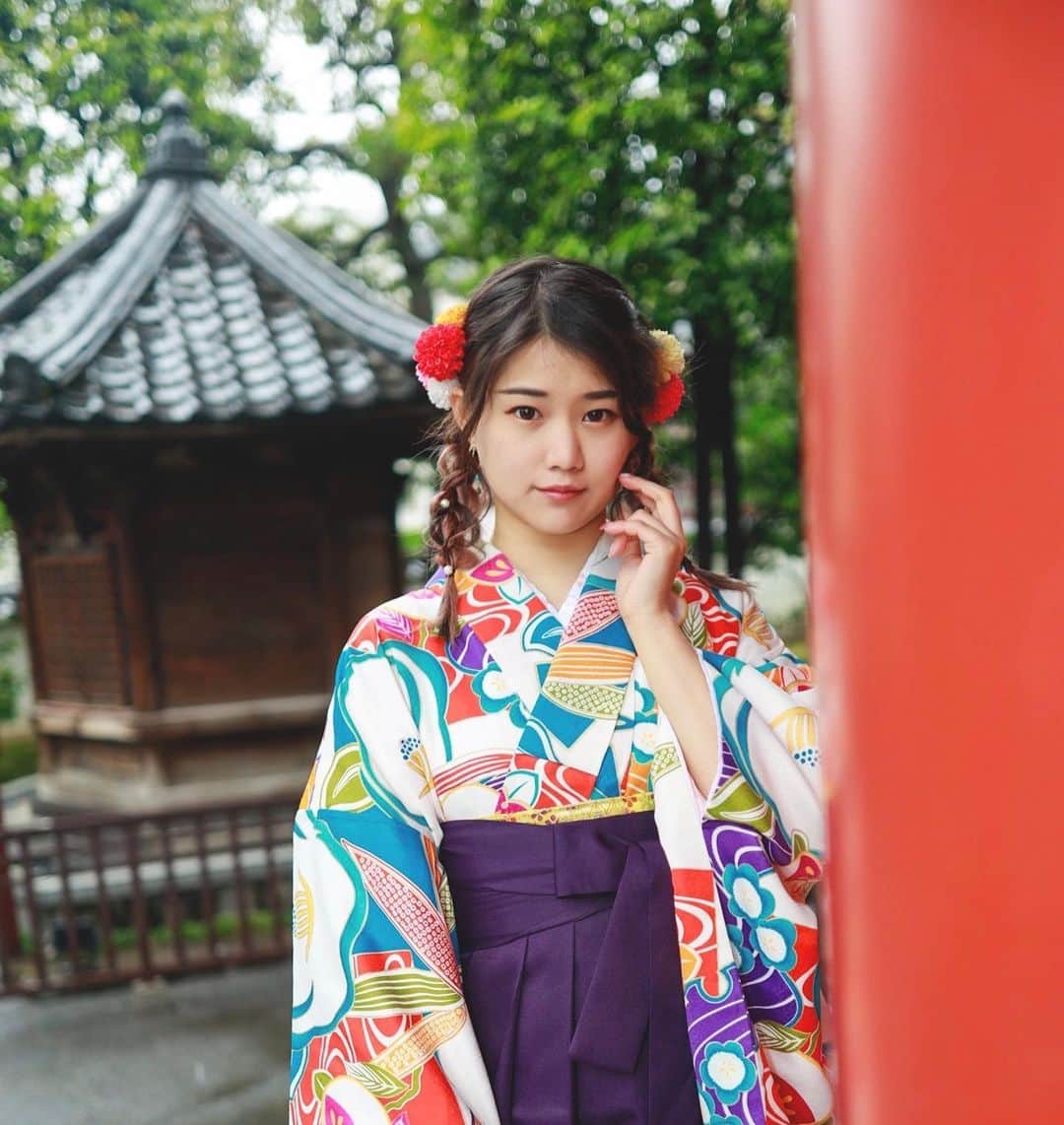 藤高つばさのインスタグラム：「. 浅草⛩ . . 撮影した日が大雨で強風で 前髪押さえるの大変だったなぁ... . 雨の浅草にも映えるように 派手目な赤×水色がメインの着物👘 チラッと見える帯に金色をセレクト 袴は刺繍入りの紫🟣 髪飾りは赤とオレンジ🧡 全部メインの着物に入っている色で 揃えてみました〜✨ . . #浅草 #袴 #asakusa #hakama」