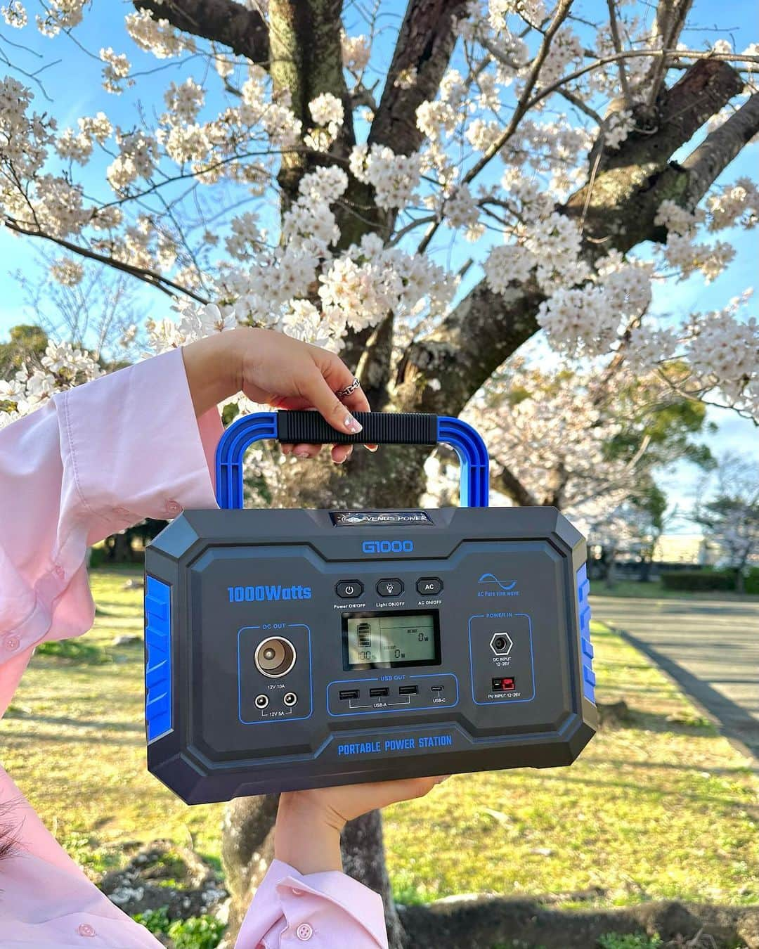 横田亜美さんのインスタグラム写真 - (横田亜美Instagram)「. いとさんとお花見🌸🍡 . 親族と大人数で行ったから ポータブル充電器がすごく助かった🫶🏻 . @ankaya.offical の 𝖵𝖤𝖭𝖴𝖲 𝖯𝖮𝖶𝖤𝖱 𝖦𝟧𝟢𝟢 🔌 ´ˎ- 容量𝟧𝟣𝟫.𝟧𝖶𝗁 / 出力𝟧𝟢𝟢𝗐🔋 ⁡. 携帯充電はもちろん コンセントも刺せるから 何でも使えたよ✨✨ . お花見、キャンプやBBQでは勿論 非常時にも使えるし一家に一台は 持っておきたいアイテムです〜🎶 . . 🔗 https://www.ankaya.top/wap/pages/index/custom?page_code=VENUS%20POWER #お花見 #桜 #お花見スポット #豊橋 #ankaya #キャンプ #outdoor #アウトドア #camp #モバイルバッテリー#VENUSPOWER #緊急電源 #旅行 #trip #自動車 #電子製品 #DIY #パソコン #Game #ゲーム #ドライブ旅行 #キャンプギア #キャンプ好きな人と繋がりたい #camphack取材#外遊び #キャンプ用品 #ピクニック #家電 #姪っ子 #姪っ子love」3月27日 20時48分 - amimi0218