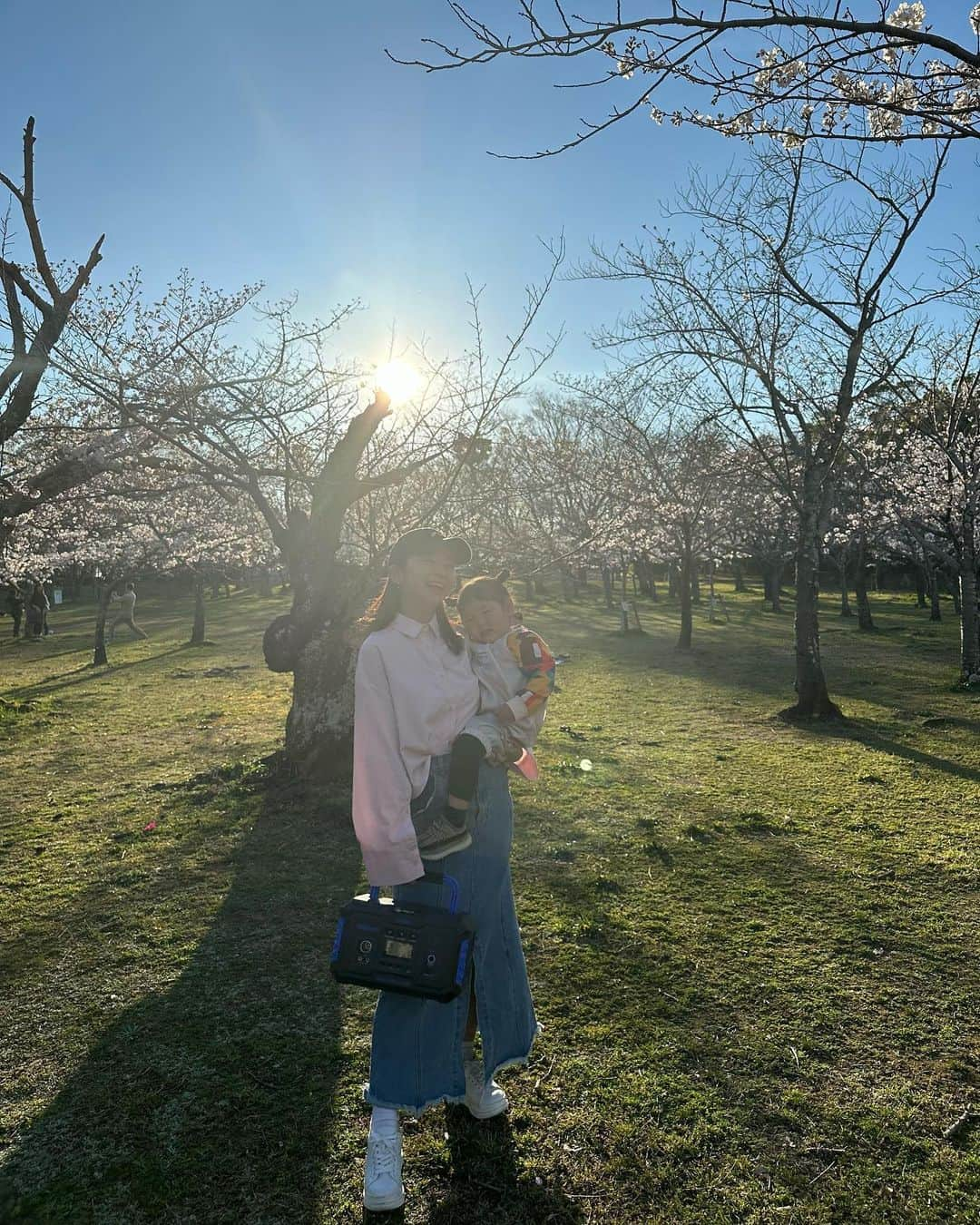 横田亜美さんのインスタグラム写真 - (横田亜美Instagram)「. いとさんとお花見🌸🍡 . 親族と大人数で行ったから ポータブル充電器がすごく助かった🫶🏻 . @ankaya.offical の 𝖵𝖤𝖭𝖴𝖲 𝖯𝖮𝖶𝖤𝖱 𝖦𝟧𝟢𝟢 🔌 ´ˎ- 容量𝟧𝟣𝟫.𝟧𝖶𝗁 / 出力𝟧𝟢𝟢𝗐🔋 ⁡. 携帯充電はもちろん コンセントも刺せるから 何でも使えたよ✨✨ . お花見、キャンプやBBQでは勿論 非常時にも使えるし一家に一台は 持っておきたいアイテムです〜🎶 . . 🔗 https://www.ankaya.top/wap/pages/index/custom?page_code=VENUS%20POWER #お花見 #桜 #お花見スポット #豊橋 #ankaya #キャンプ #outdoor #アウトドア #camp #モバイルバッテリー#VENUSPOWER #緊急電源 #旅行 #trip #自動車 #電子製品 #DIY #パソコン #Game #ゲーム #ドライブ旅行 #キャンプギア #キャンプ好きな人と繋がりたい #camphack取材#外遊び #キャンプ用品 #ピクニック #家電 #姪っ子 #姪っ子love」3月27日 20時48分 - amimi0218