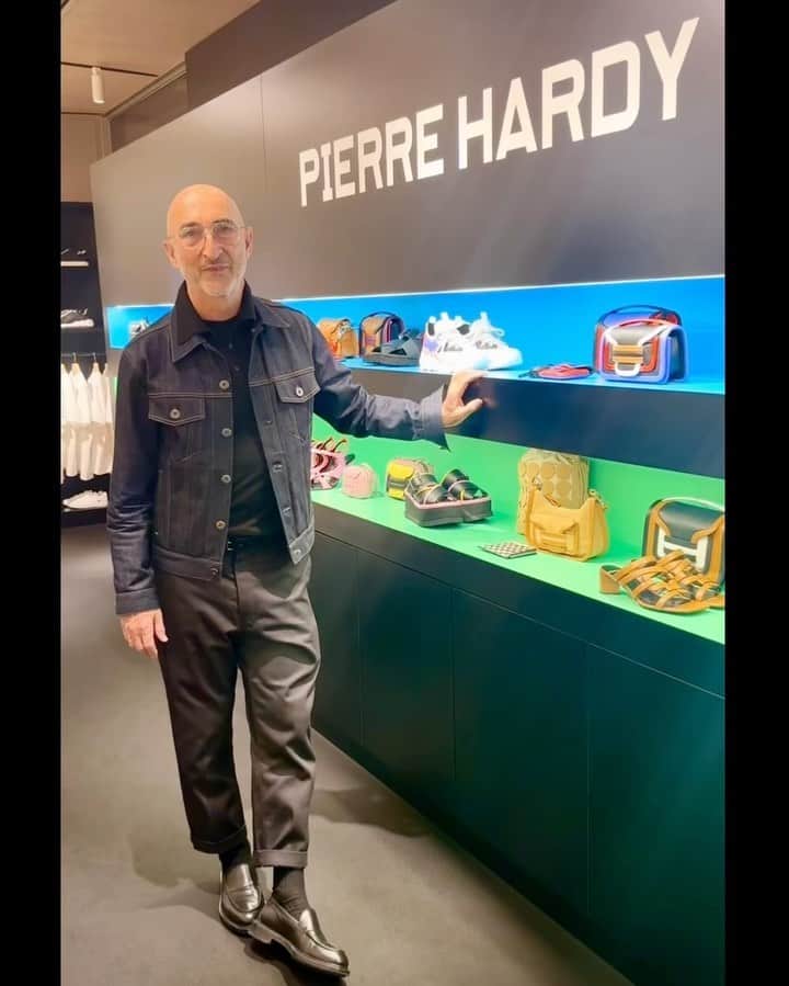 #ぶらエディターズ GINZA SIX オフィシャルのインスタグラム：「PIERRE HARDY 3F POP UP STORE @pierrehardy   明日3/28（火）までPOP UP STOREを開催しているPIERRE HARDYのデザイナー、ピエール・アルディ氏が4年ぶりに来日！🇳🇱GINZASIXへの来店はオープン以来2回目というアルディ氏に、特別にコメントをいただきました（📽1枚目）。   自身が手がけた、ブランドらしい色使いの内装デザインについて、「ショピングモールは情報過多になってしまう空間なので、ひとつのサインで目を引くようなスペースにしたかったんです。エスカレーターから見える3色のストライプは、ショップ全体を正面から見ると什器の色とつながる仕掛けになっています」とアルディ氏。   旧知の仲である日本人アーティスト・河原シンスケ @shinsuke_kawaharaさんとの第２弾となるコラボレーションアイテム（📸2枚目）については、「子供の頃自分の服や靴にペイントしていたように、ある意味とても無邪気なデザインで、特にスニーカー（📸3枚目）が気に入っています」と教えてくれました。   さらにこの日は、河原さんも来店！正面のメインのロゴ横に、サラッとウサギをドローイング（📸4枚目）。このウザギが見られるのはPOP UP STOREが終了する明日までなので、お越しの際はぜひお立ち寄りください。   ―― 3F ☎070-4173-5122 ――   #PierreHardy #ピエールアルディ #paris #パリ #河原シンスケ#shinsukekawahara #来日 #ginzasix_popup #ginzasix_fashion #ginza #銀座 #ginzasix #ギンザシックス   @ginzasix_official」