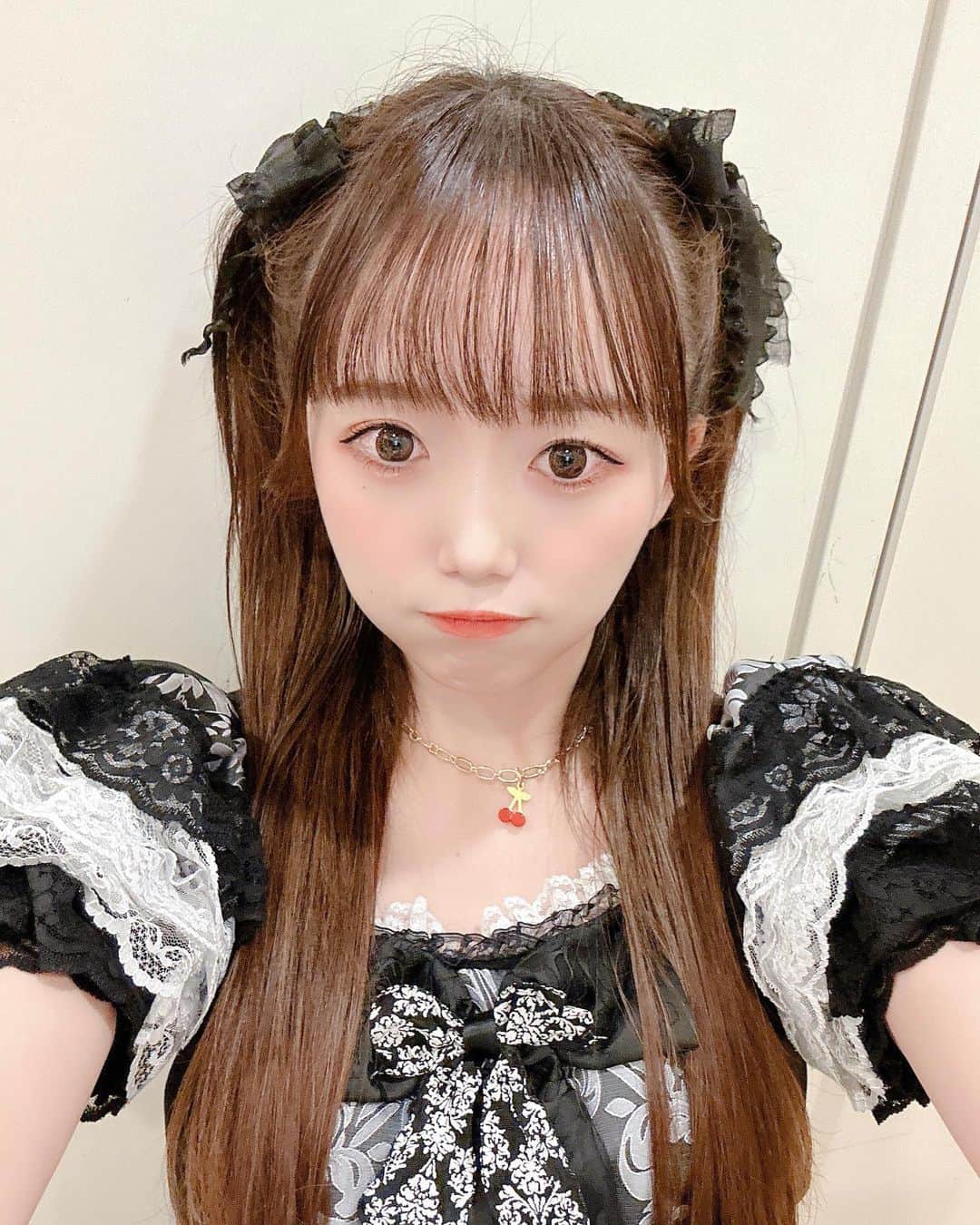 小日向夏実のインスタグラム：「こちら黒姫衣装のわたくし🍒❤️‍🔥 昨日はハーフツインでした！  #アイドル #idol #衣装 #アイドル衣装 #ライブ #イベント #ハーフツイン #ロングヘア #エクステ #横浜 #自撮り #自撮り女子 #japanesegirl #instagood #follow #いいね歓迎 #フォローミー #なちゅスタグラム」