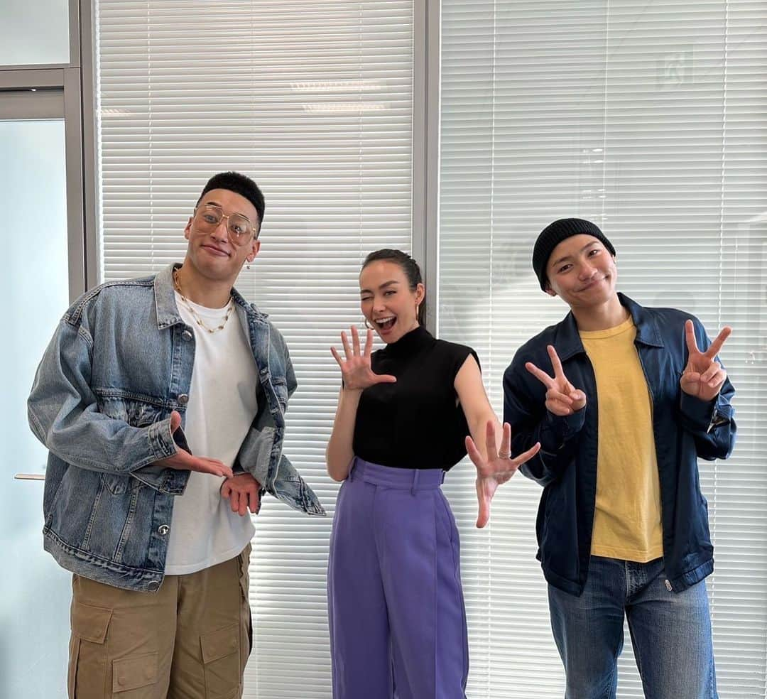 InterFM897さんのインスタグラム写真 - (InterFM897Instagram)「Sat. 14pm 表参道Ao presents Oshare Life DJ: Shaula（@shaula_vogue）  最終回・3/25（土）は、GENERATIONSの関口メンディー（@mandy_sekiguchi_official）さん＆小森隼（@hayatokomori_official）さんを迎えた公開収録の模様をお届けしました！  去年11月でデビュー10周年を迎えたGENERATIONS！  ドームツアーの成功など、着実にグループが成長する中でも「つねに夢の中にいるような気持ち」と話すメンディーさん。 そしてデビュー当時は10代だったという小森さんは、GENERATIONSで様々なことを経験するにつれ 不安を感じながらも、徐々に広い視野を持つことができるようになったのだとか。  「10年後はどうしていたい？」という質問には、お２人そろって「（どんな形であれ）７人でいたい」と話す姿も印象的でした！  「さつま芋」好きのメンディーさん＆シャウラの、"お芋"トークも盛り上がりましたね。 次回は小森さんにも、"お芋"の世界に入ってきてもらえますように...！    #表参道Ao #オシャレ897 #公開収録 #GENERATIONS #関口メンディー #小森隼 #デビュー10周年 #さつまいも  #Shaula #interfm」3月27日 20時40分 - interfm897