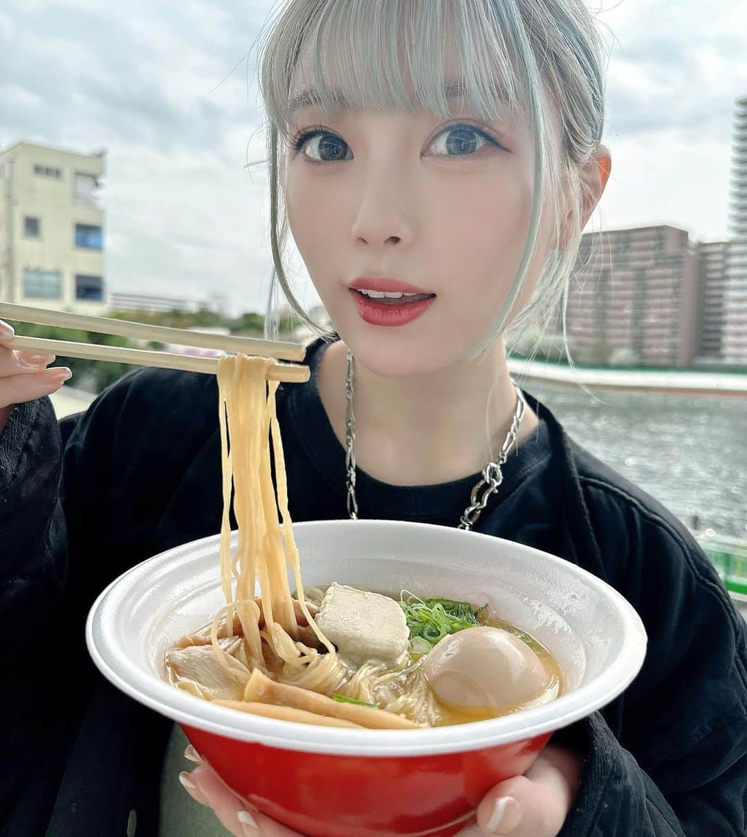 美木優希奈のインスタグラム：「・  全国ラーメンフェスタ in BOAT RACE平和島に行ってきたよ！！  色々あるラーメンの中から カニみそバターのせ 濃厚鶏白湯をいただきました🍜  美味しかったー！！ 外で食べるラーメンって新鮮！ 暖かくなってきたからいいね！  バターのコクとカニみその風味が 最高でした🤤  初めてのボートレースも見れて楽しかった！！  ラーメンフェスタは明日までやってるからぜひみんな行ってみてね✨  ・ ・ PR @heiwajima_info  #ボートレース平和島 #ラーメンフェスタ #平和島」