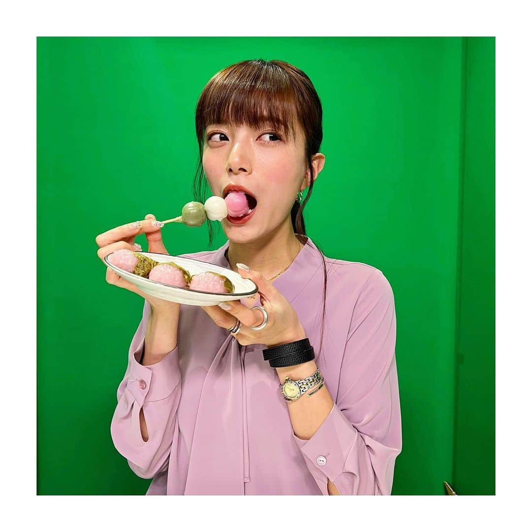 三谷紬さんのインスタグラム写真 - (三谷紬Instagram)「* 最近食べてばかりの『#倍速ニュース 』 今日はオンライン花見の日ということで グリーンバックに桜を映して お団子をいただきました🍡 まだまだ花より団子な私。 花見に託けてお団子が食べられて幸せでした❤︎笑 お花見しながら色々語ってますので お団子食べながらみなさんも見逃し配信 ご覧いただけたら嬉しいです~🌸 * #オンライン#花見#お花見#online#桜#さくら#チェリーブロッサム#cherryblossom#はなみ#団子#おだんご#お団子#さくらもち#🍡#🌸#abema#ニュース#news#テレビ朝日#アナウンサー#三谷紬」3月27日 20時45分 - mitani_tsumugi