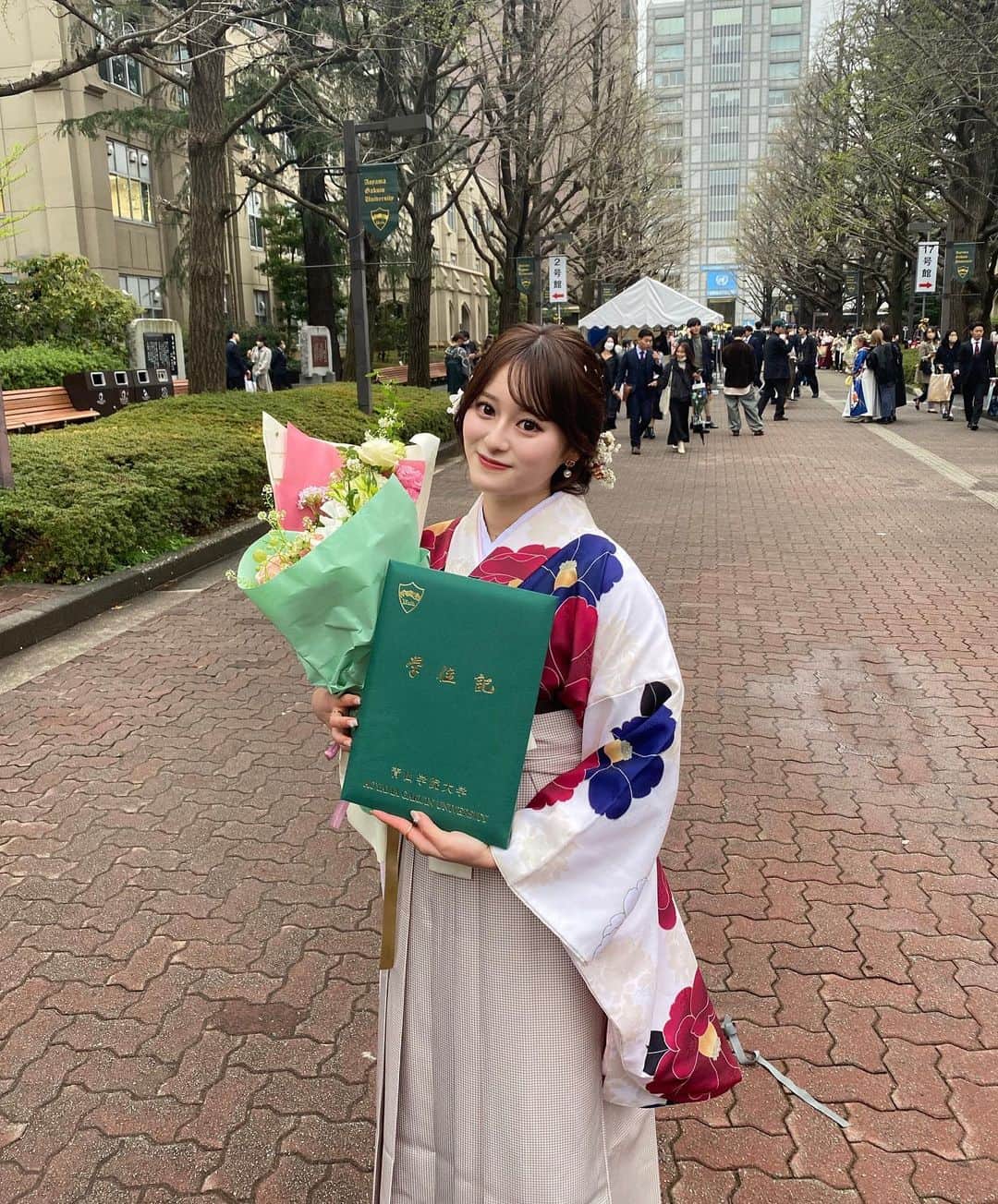 金城愛珠のインスタグラム：「. 青山学院大学卒業しました🌸🎓  短大から合わせて5年間、本当にたくさんの出会いに溢れた青学での学生生活でした♡  これまでの人生で何度も受験勉強を経験しましたが、高校生のときからずっと憧れていた青学に合格でき、たくさんの素敵な友達と出会えたことは本当に誇りに思います。　  私と出会い、関わってくれた方々本当にありがとうございました💕  春から社会人になりますがこれからもこのアカウントで活動していく予定ですので、温かい目で見守っていただけると嬉しいです☺️  これからも応援よろしくお願いします🌸」