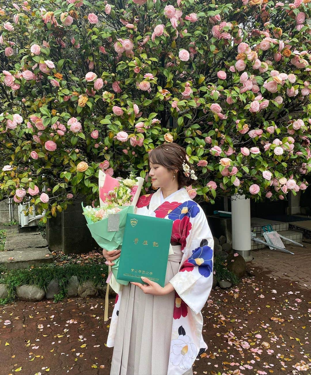 金城愛珠さんのインスタグラム写真 - (金城愛珠Instagram)「. 青山学院大学卒業しました🌸🎓  短大から合わせて5年間、本当にたくさんの出会いに溢れた青学での学生生活でした♡  これまでの人生で何度も受験勉強を経験しましたが、高校生のときからずっと憧れていた青学に合格でき、たくさんの素敵な友達と出会えたことは本当に誇りに思います。　  私と出会い、関わってくれた方々本当にありがとうございました💕  春から社会人になりますがこれからもこのアカウントで活動していく予定ですので、温かい目で見守っていただけると嬉しいです☺️  これからも応援よろしくお願いします🌸」3月27日 20時56分 - arisu_kanaki